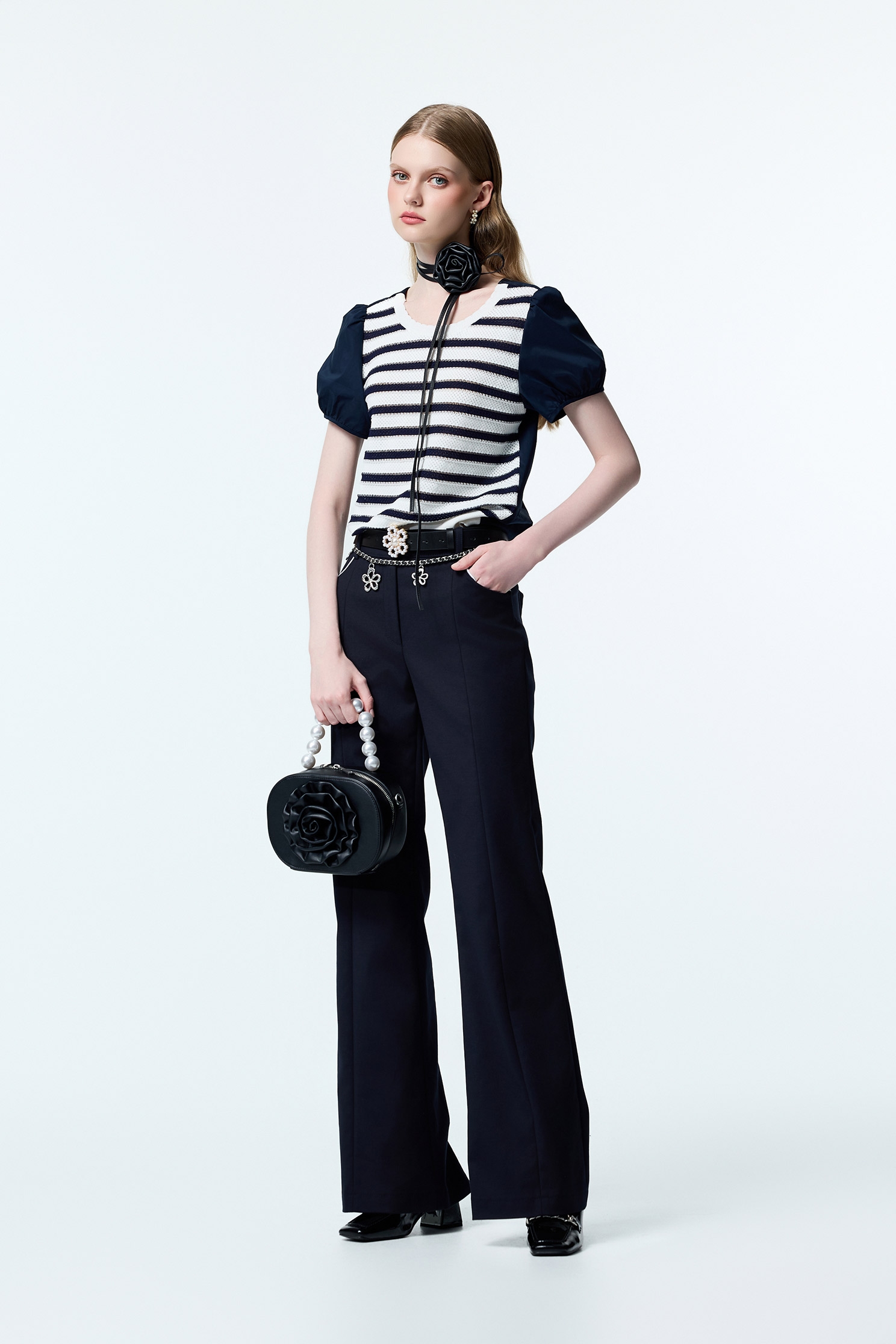 海軍藍鑲剪接異材質上衣海軍藍鑲剪接異材質上衣,上班OL穿搭,上衣,條紋,秋冬穿搭,約會特輯,輕奢度假,輕奢渡假,針織,針織上衣,針織衫