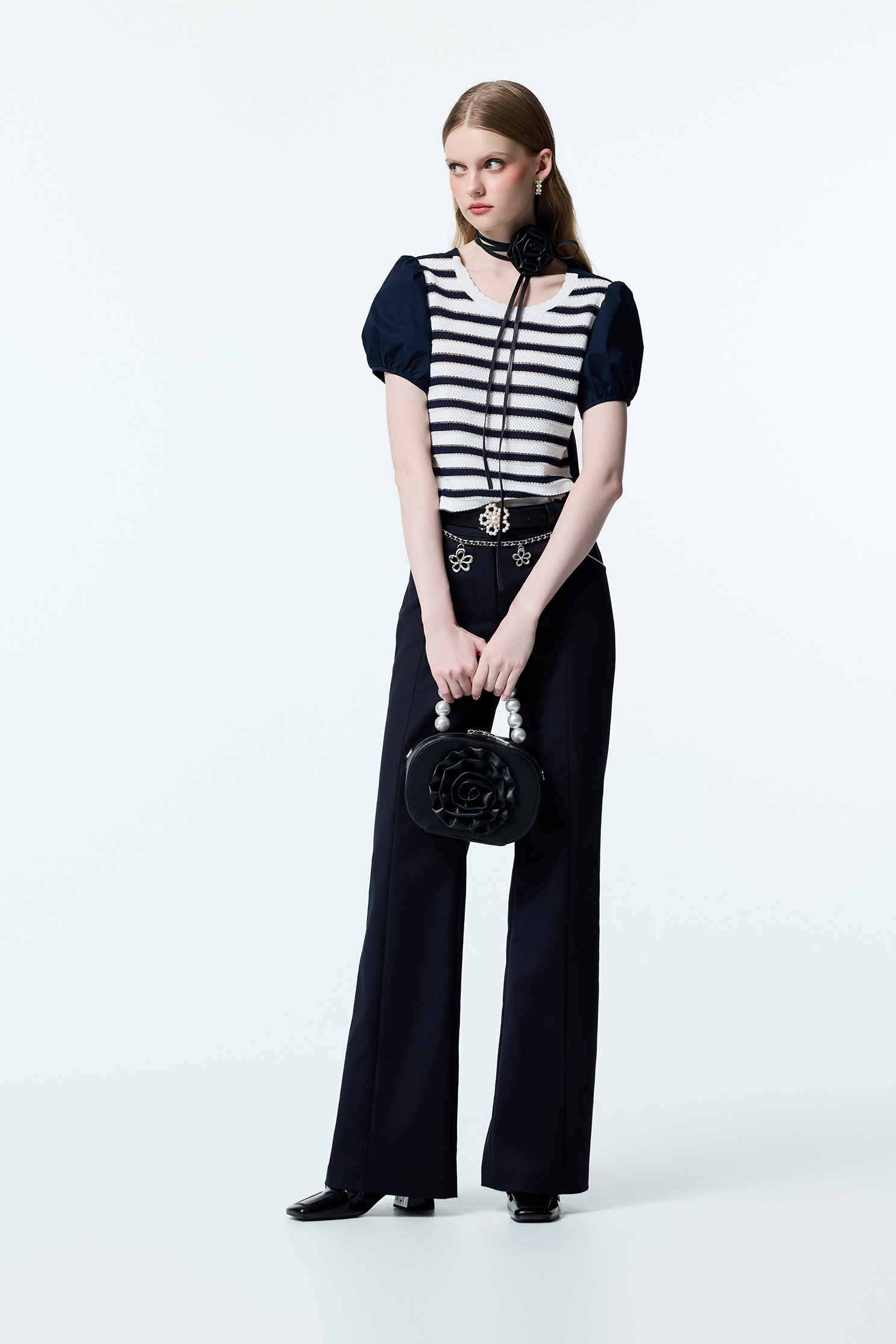 海軍藍鑲剪接異材質上衣海軍藍鑲剪接異材質上衣,上班OL穿搭,上衣,條紋,秋冬穿搭,約會特輯,輕奢度假,輕奢渡假,針織,針織上衣,針織衫