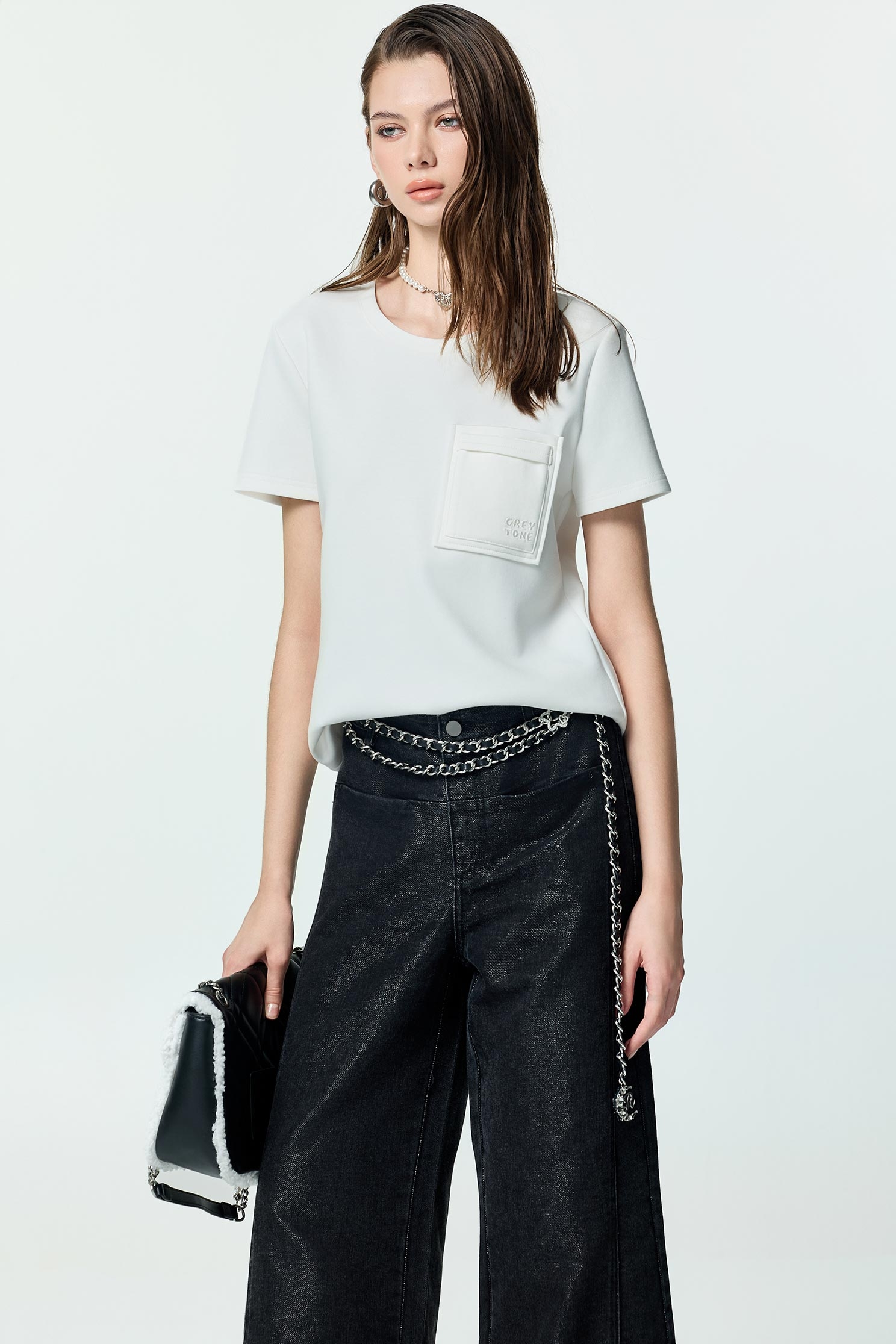 疊口袋造型Ｔ恤上衣疊口袋造型Ｔ恤上衣,T-Shirt,T恤,上衣,刺繡,秋冬穿搭,簡約穿搭,輕奢度假,輕奢渡假