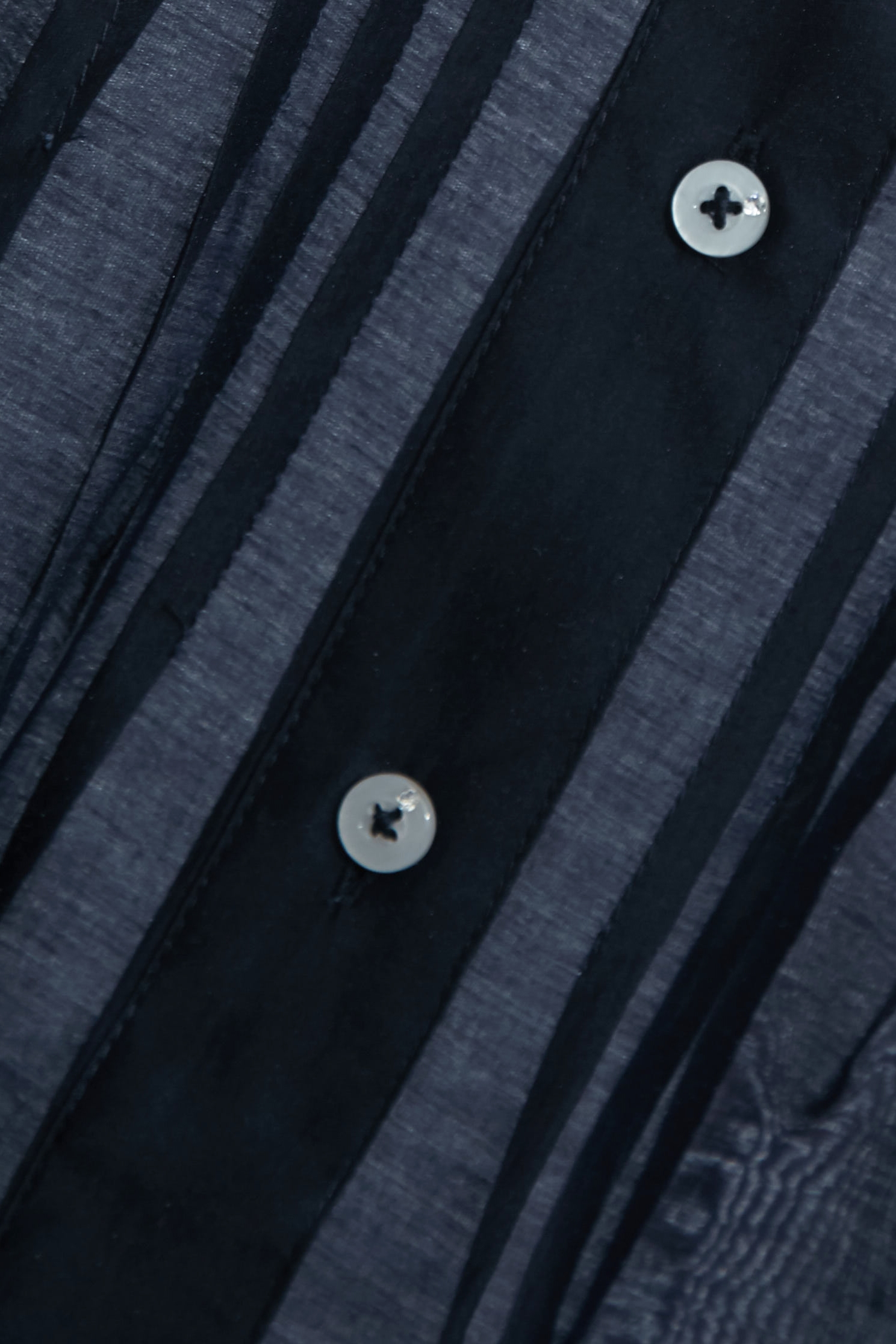 海軍藍絲棉襯衫海軍藍絲棉襯衫,上班OL穿搭,刺繡,秋冬穿搭,花花世界,襯衫