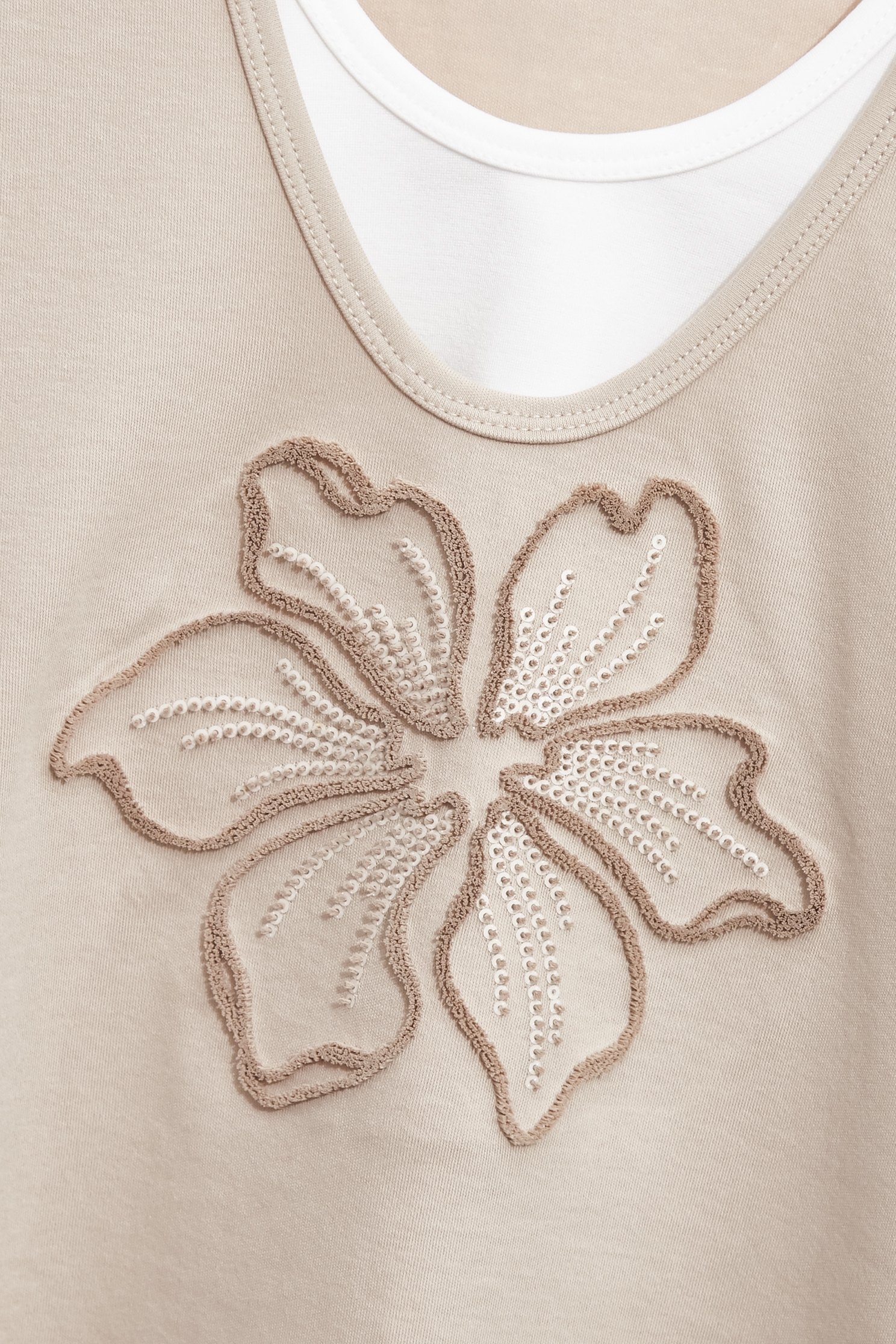 燕麥沙色繡花T恤上衣燕麥沙色繡花T恤上衣,刺繡,女裝上衣,秋冬穿搭