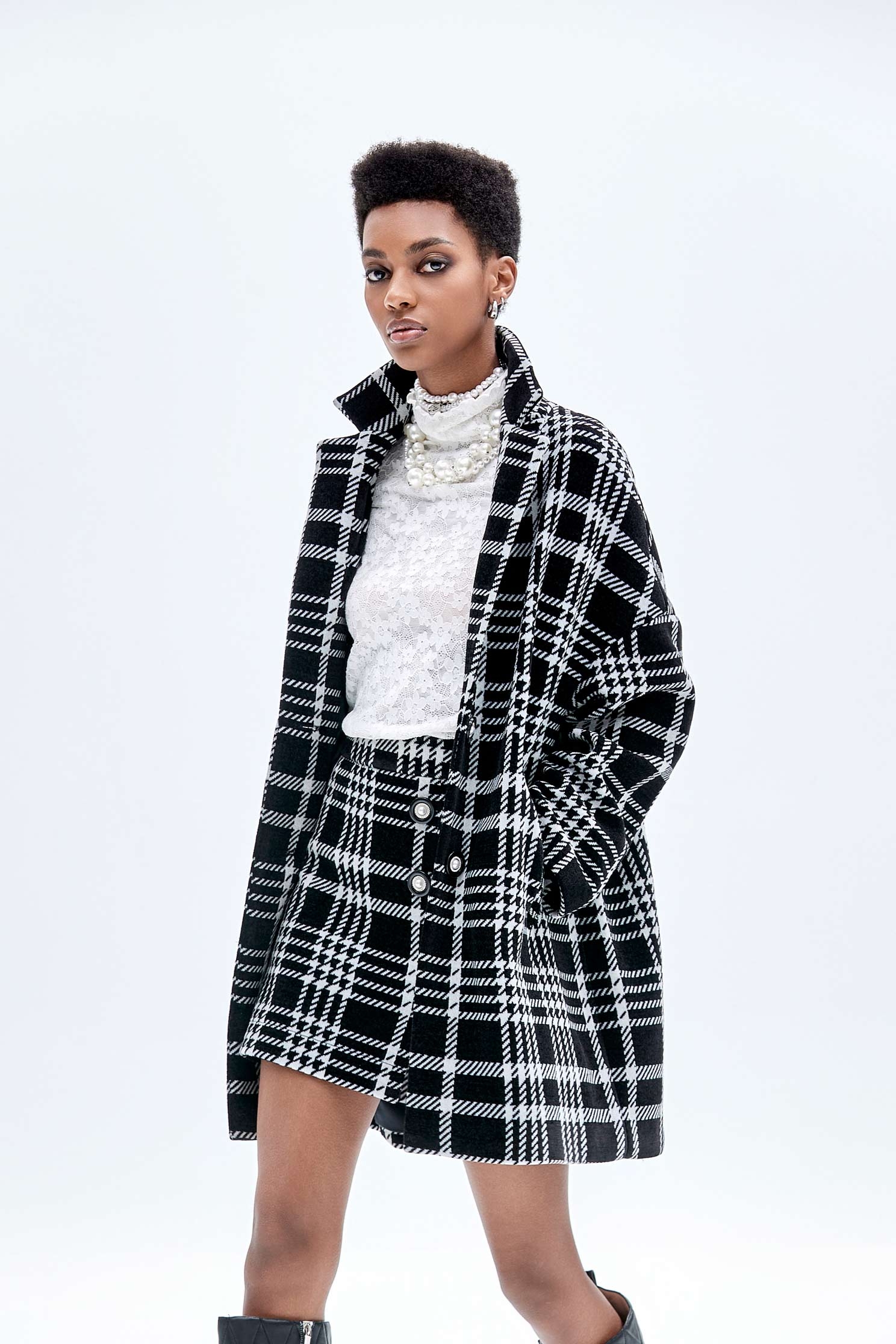 花卉蕾絲崁色邊上衣花卉蕾絲崁色邊上衣,上衣,內搭上衣,秋冬穿搭,花花世界,蕾絲,蕾絲上衣