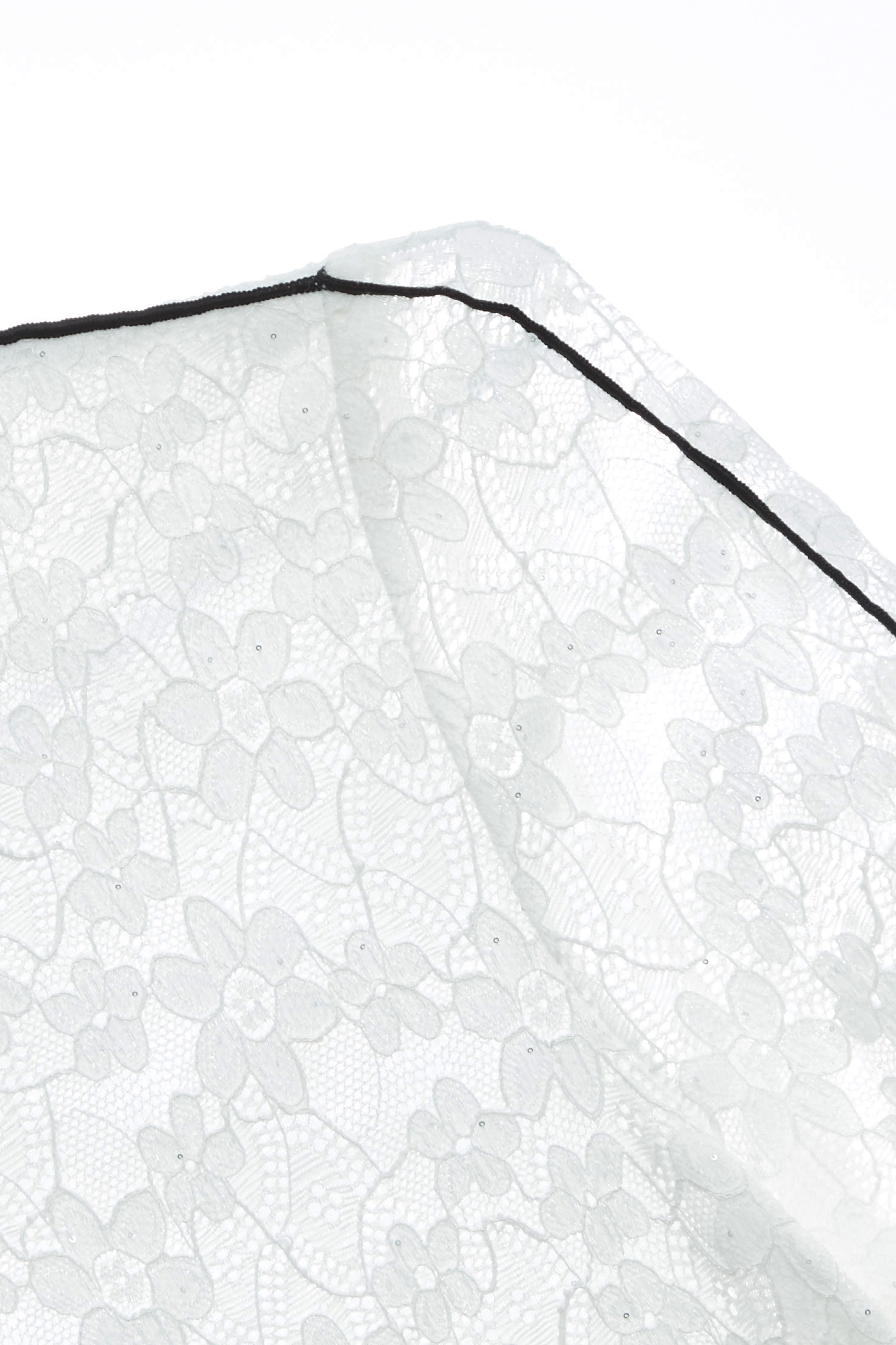 花卉蕾絲崁色邊上衣花卉蕾絲崁色邊上衣,上衣,內搭上衣,秋冬穿搭,花花世界,蕾絲,蕾絲上衣