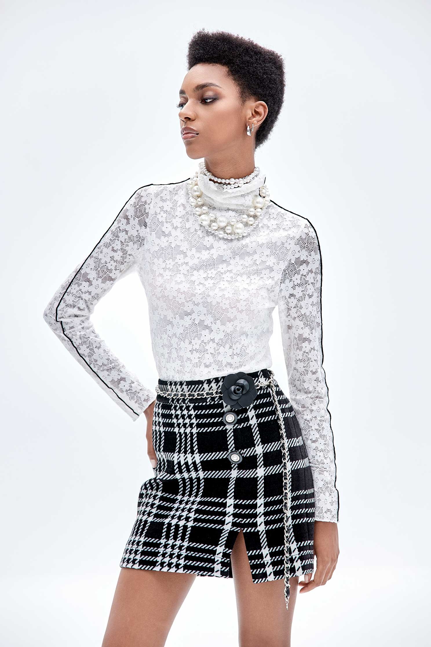 花卉蕾絲崁色邊上衣花卉蕾絲崁色邊上衣,上衣,內搭上衣,秋冬穿搭,花花世界,蕾絲,蕾絲上衣