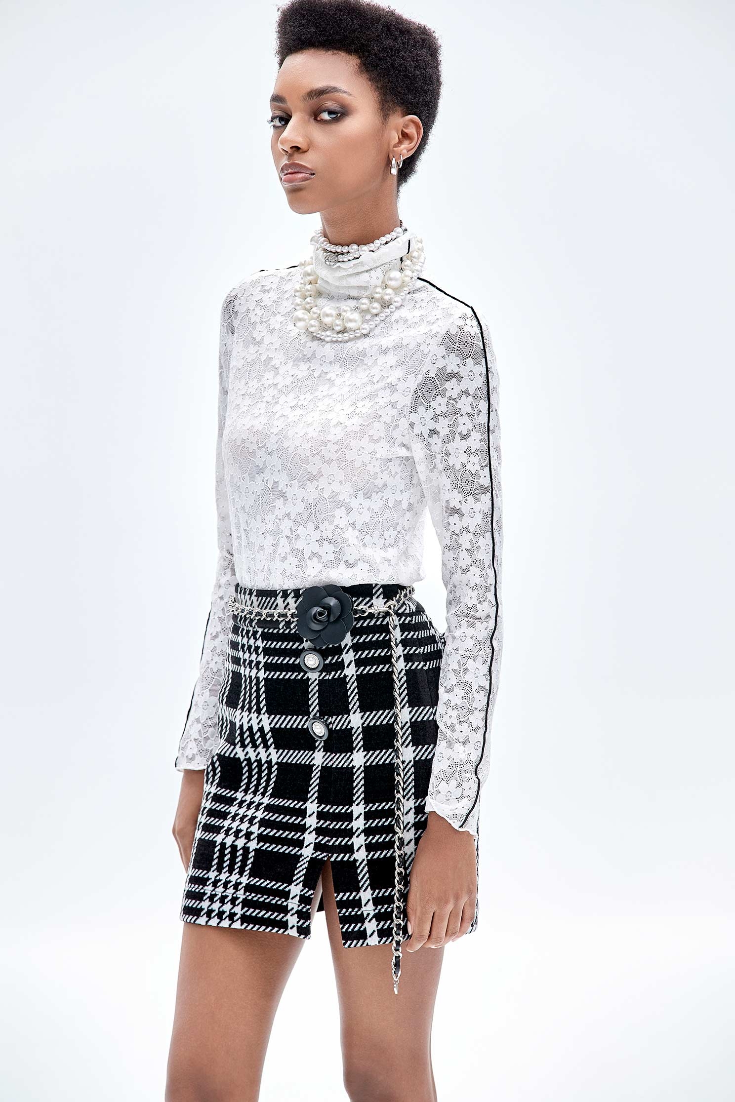 花卉蕾絲崁色邊上衣花卉蕾絲崁色邊上衣,上衣,內搭上衣,秋冬穿搭,花花世界,蕾絲,蕾絲上衣