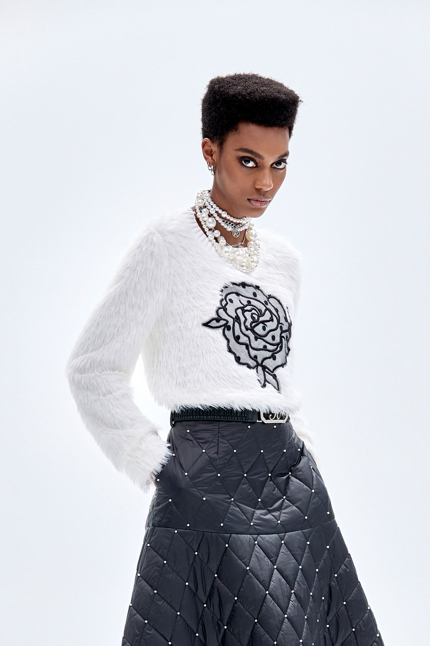 網紗玫瑰花刺繡上衣網紗玫瑰花刺繡上衣,上衣,刺繡,白色上衣,秋冬穿搭,網紗,花花世界