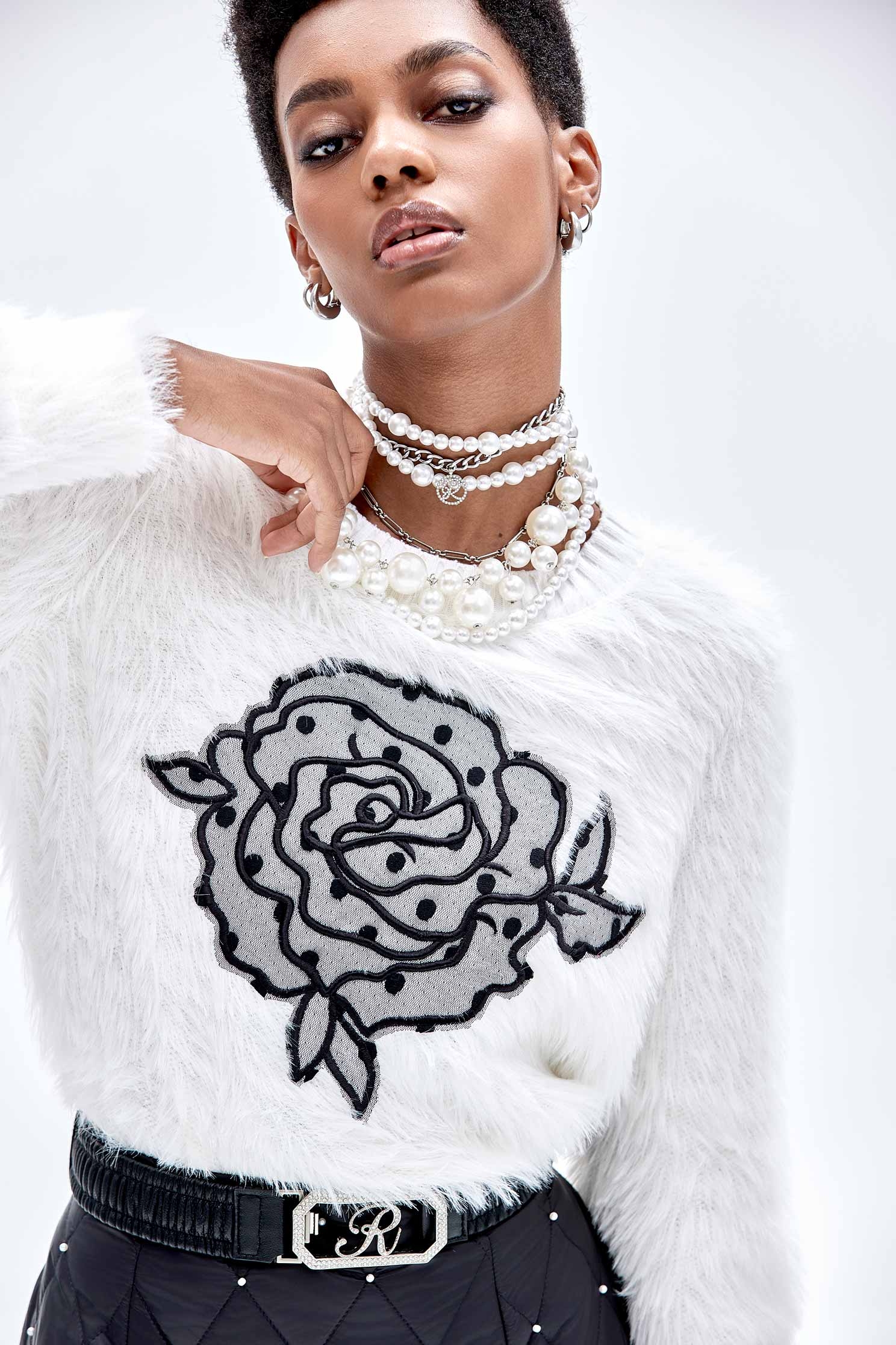 網紗玫瑰花刺繡上衣網紗玫瑰花刺繡上衣,上衣,刺繡,白色上衣,秋冬穿搭,網紗,花花世界