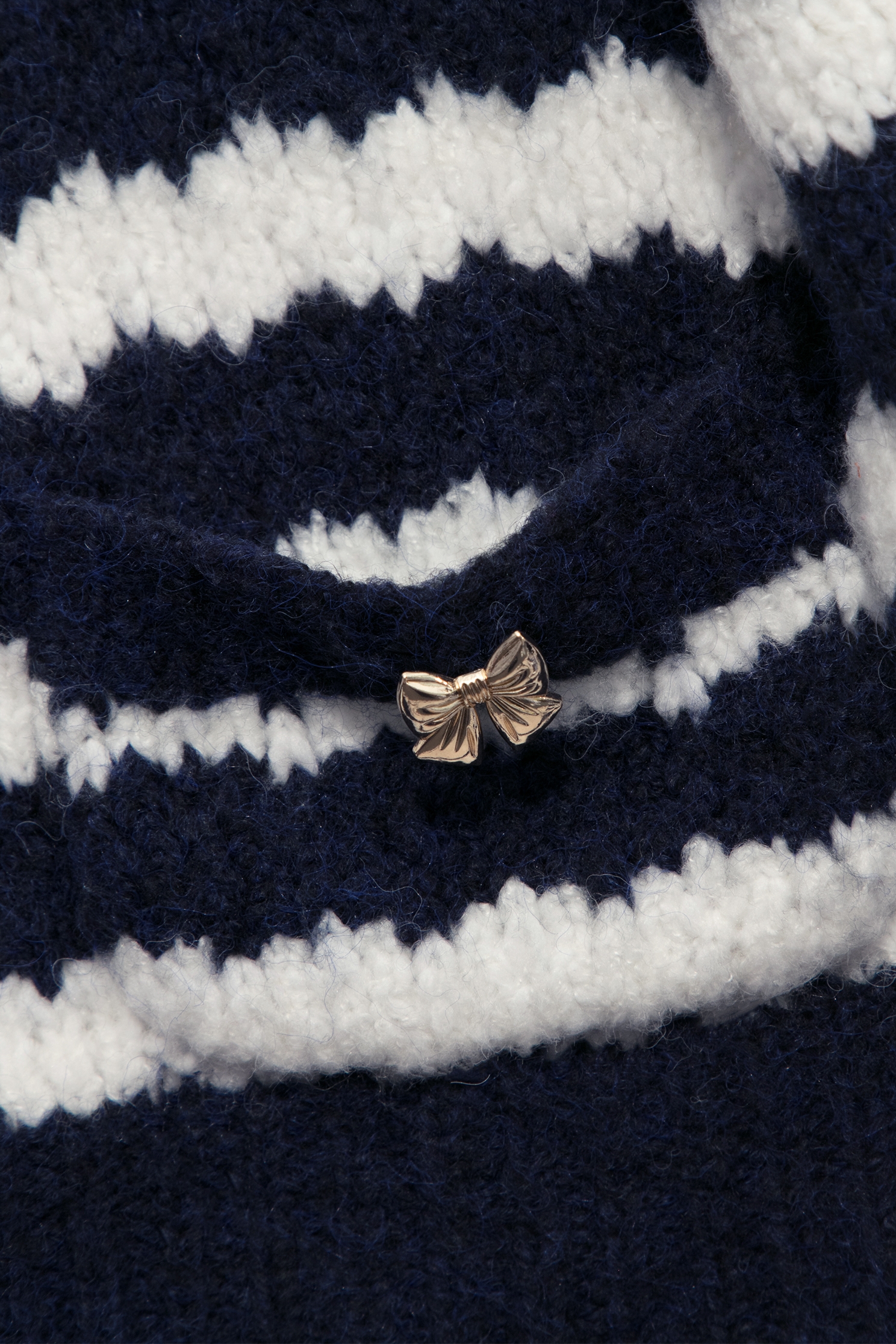 午夜藍拼色波紋針織上衣午夜藍拼色波紋針織上衣,上衣,人氣商品,條紋,秋冬穿搭,針織,針織衫