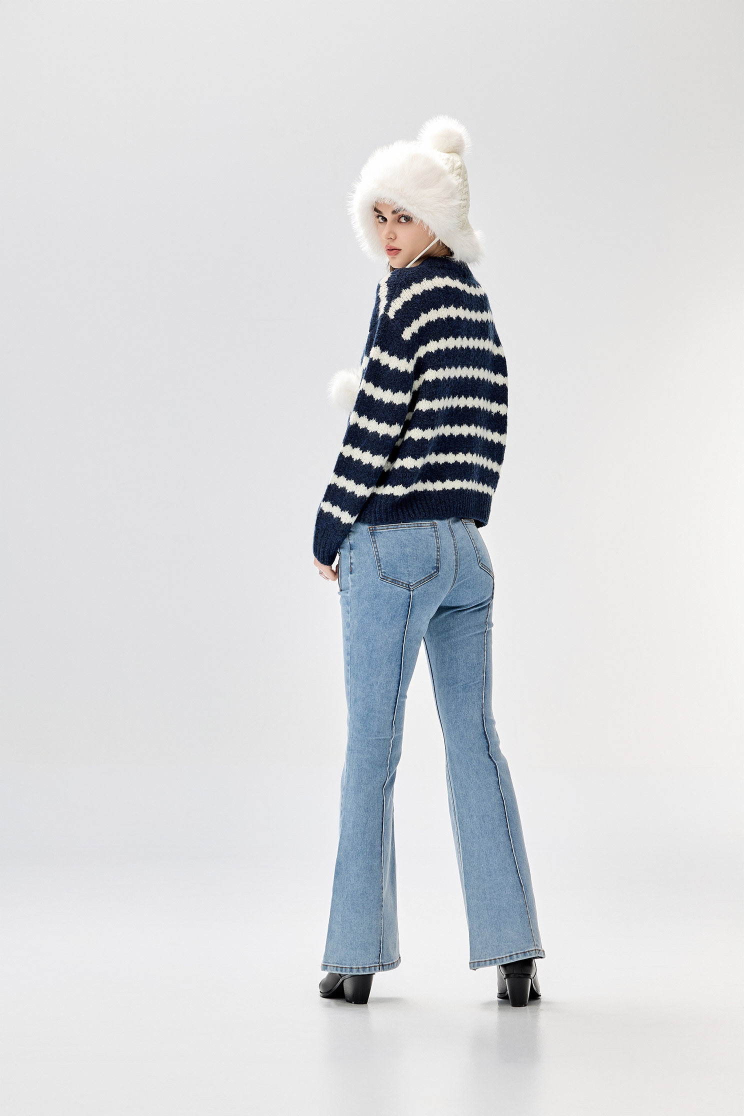 午夜藍拼色波紋針織上衣午夜藍拼色波紋針織上衣,上衣,人氣商品,條紋,秋冬穿搭,針織,針織衫