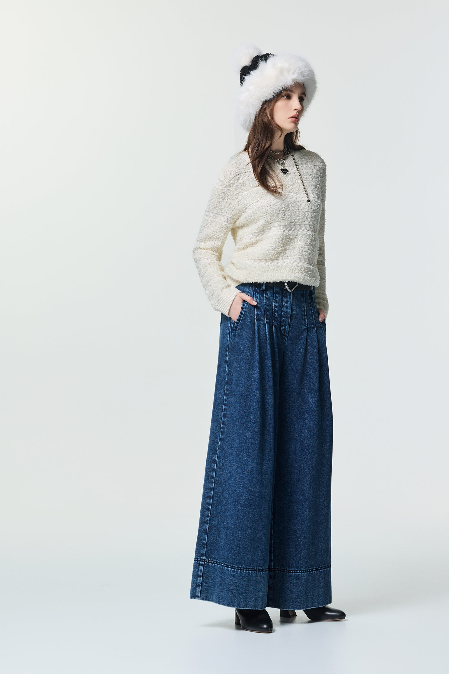 偽鑲蕾絲造型針織上衣偽鑲蕾絲造型針織上衣,上衣,條紋,白色上衣,秋冬穿搭,蕾絲,針織,針織衫