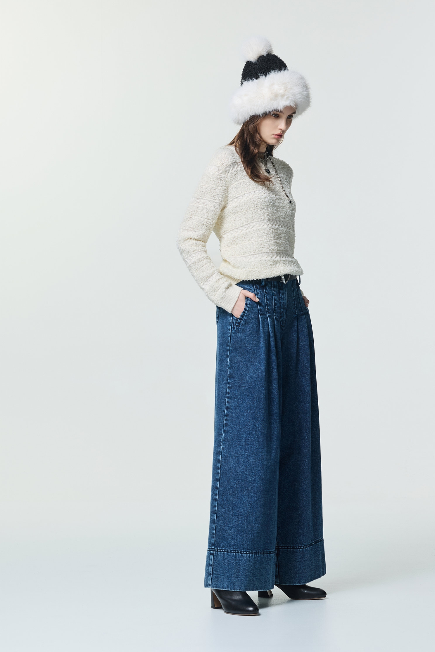 偽鑲蕾絲造型針織上衣偽鑲蕾絲造型針織上衣,上衣,條紋,白色上衣,秋冬穿搭,蕾絲,針織,針織衫