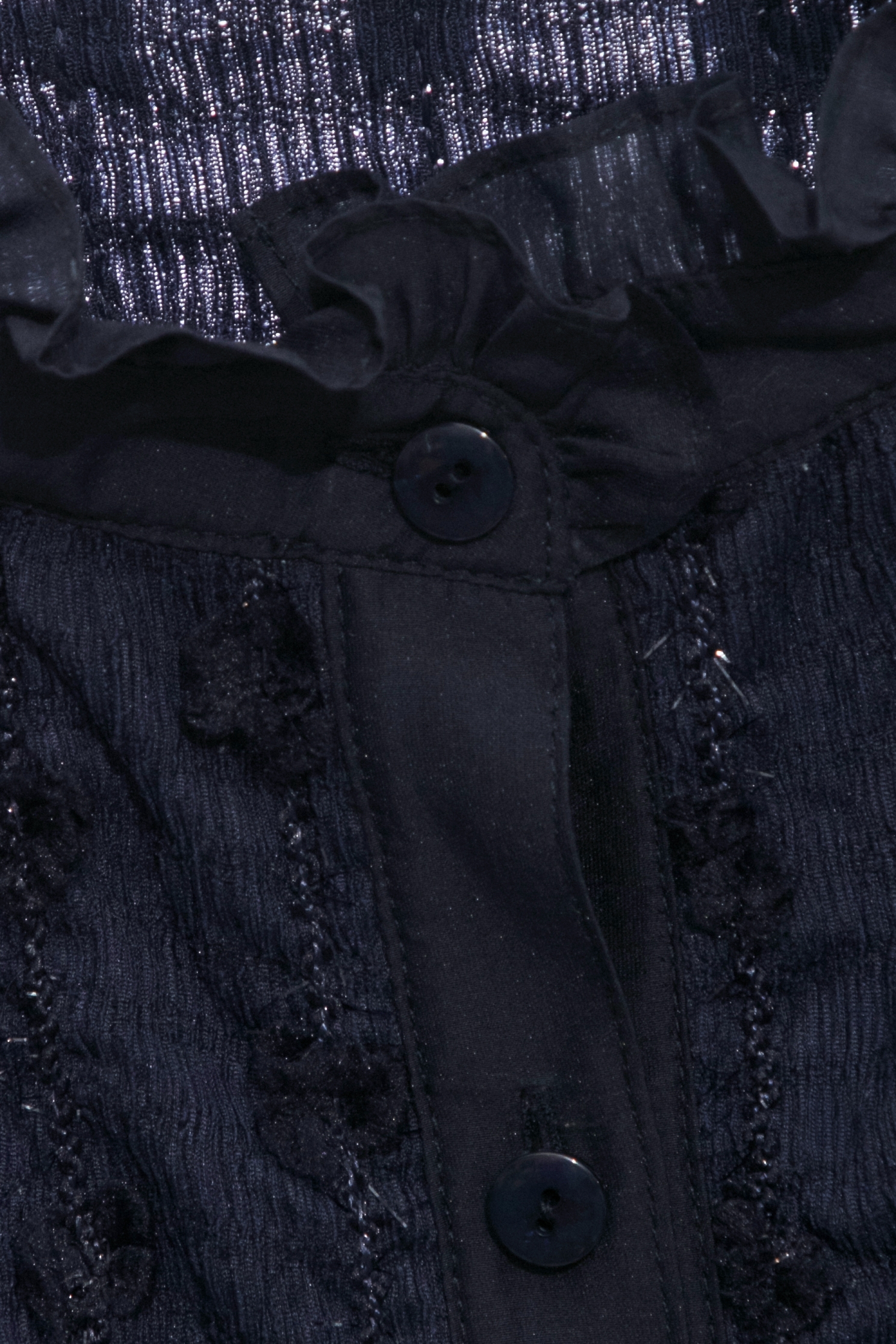 優雅午夜藍刺繡上衣優雅午夜藍刺繡上衣,上班OL穿搭,上衣,刺繡,秋冬穿搭,荷葉