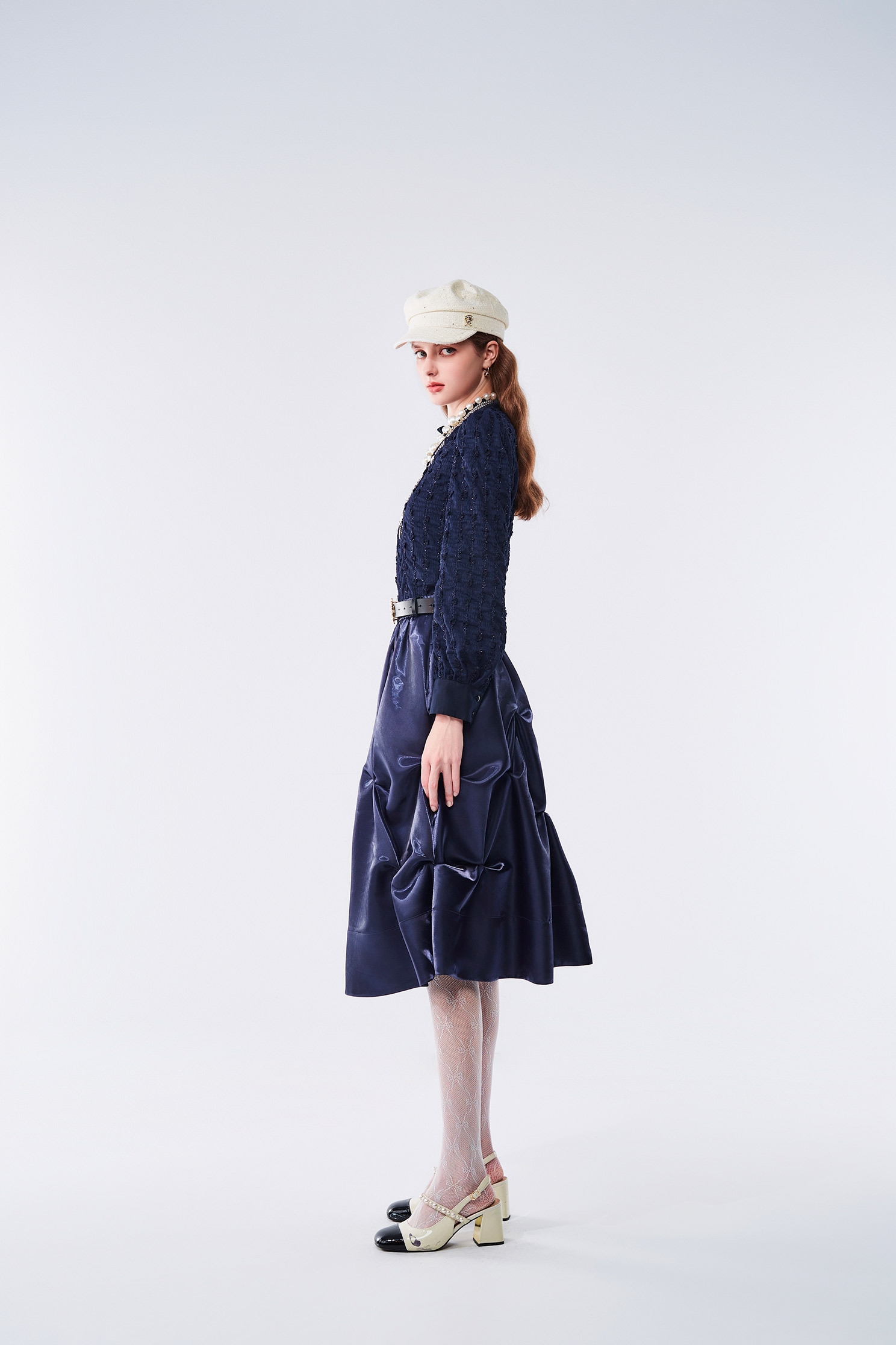 優雅午夜藍刺繡上衣優雅午夜藍刺繡上衣,上班OL穿搭,上衣,刺繡,秋冬穿搭,荷葉