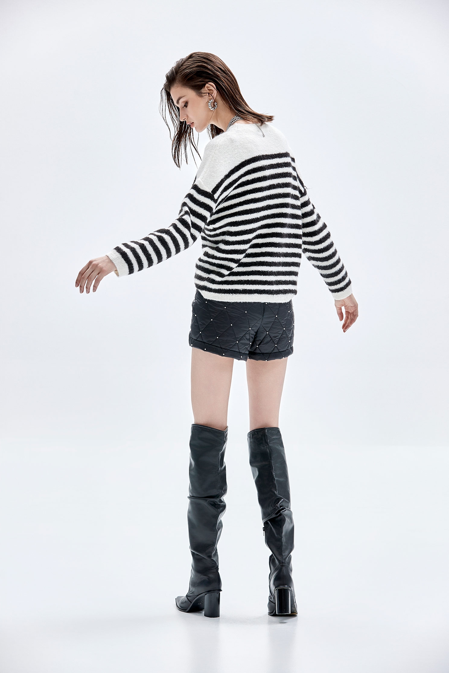 不規則線邊針織上衣不規則線邊針織上衣,上衣,人氣商品,秋冬穿搭,花花世界,針織,針織衫