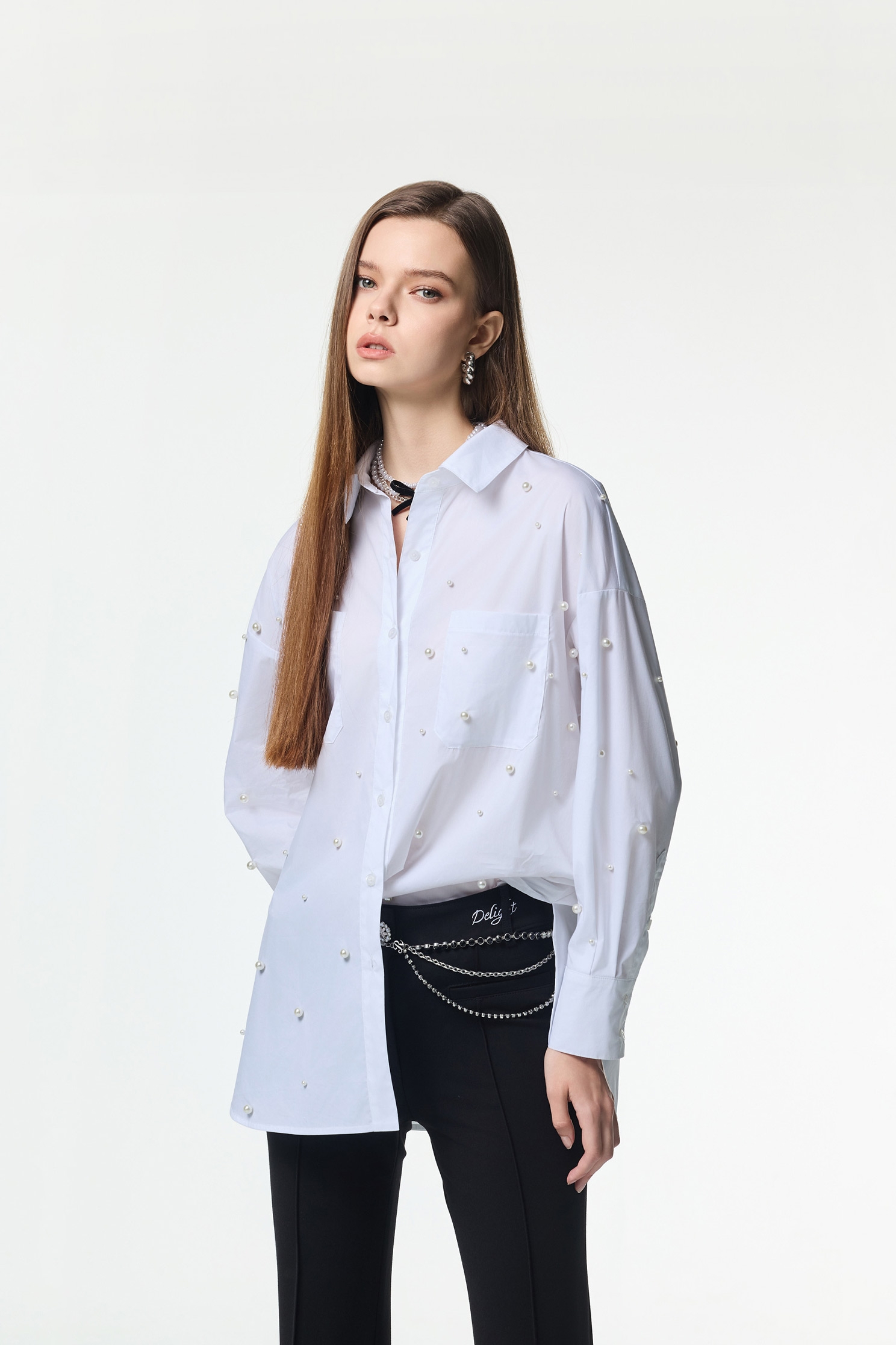釘飾珍珠廓型彈性大襯衫釘飾珍珠廓型彈性大襯衫,上班OL穿搭,珍珠,秋冬穿搭,簡約穿搭,襯衫