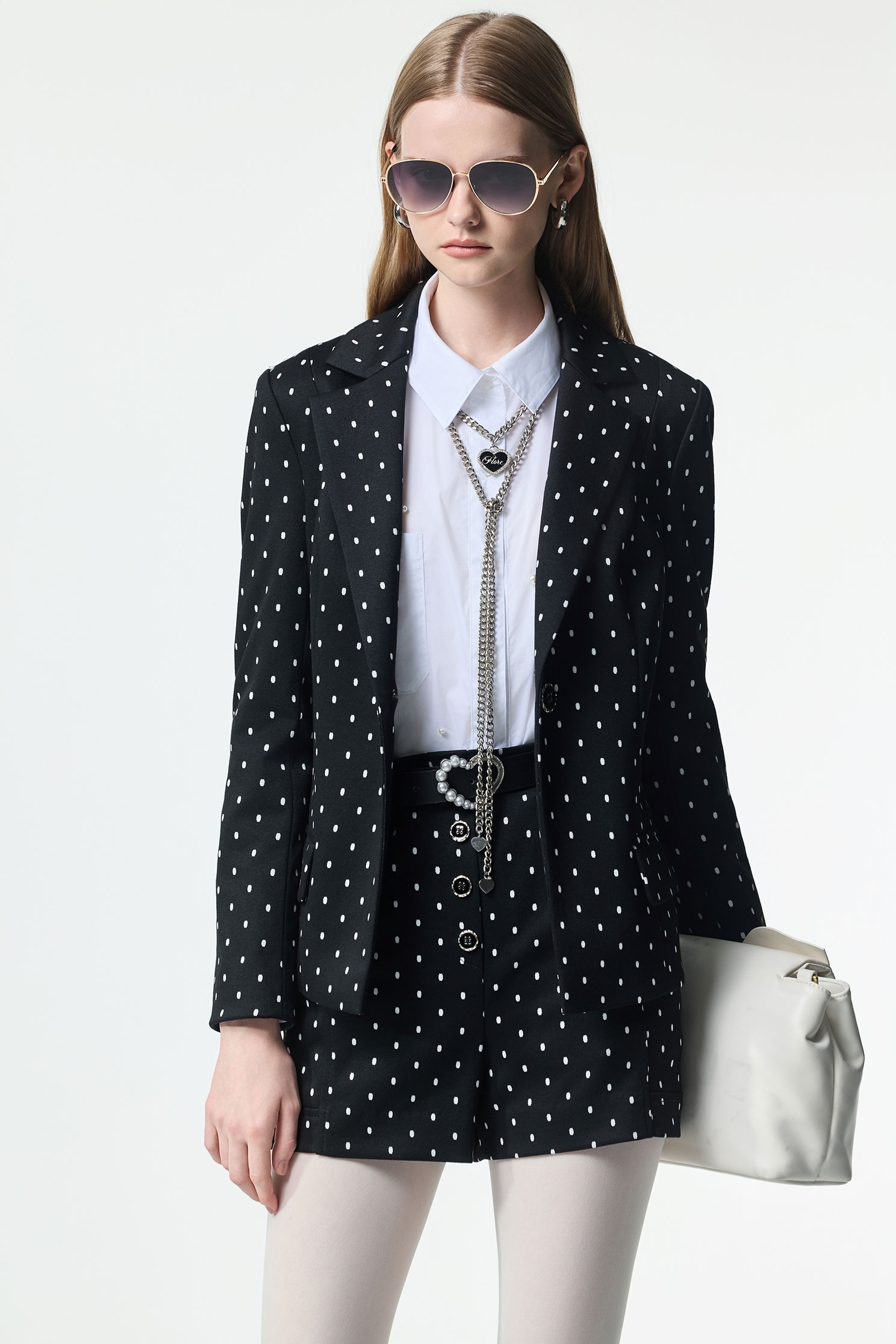 釘飾珍珠廓型彈性大襯衫釘飾珍珠廓型彈性大襯衫,上班OL穿搭,珍珠,秋冬穿搭,簡約穿搭,襯衫