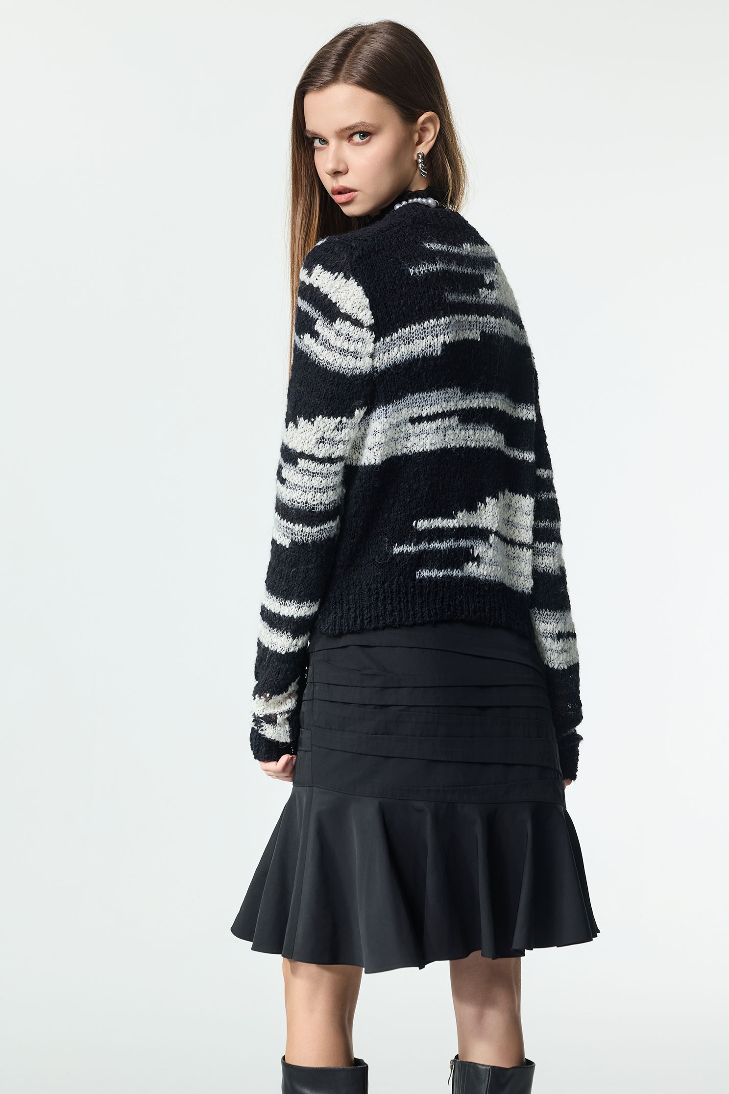 黑白V領針織上衣黑白引它夏V領針織單品,V領上衣,上班OL穿搭,上衣,條紋,秋冬穿搭,約會特輯,針織,針織上衣,針織衫