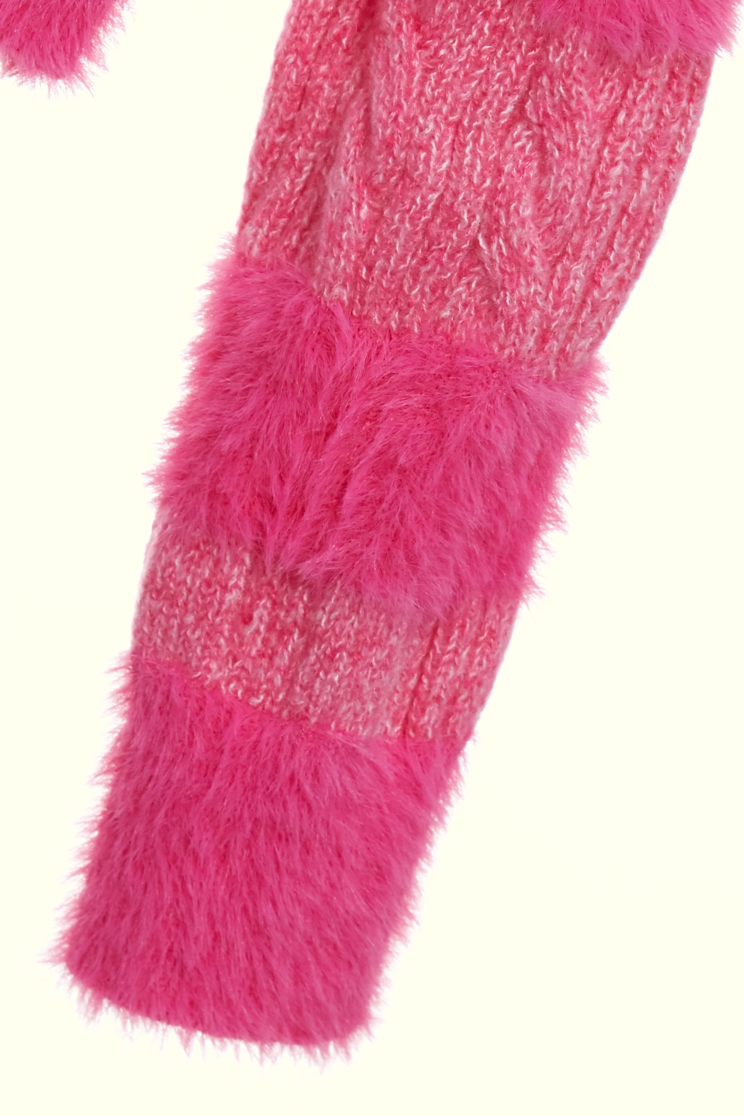 帶紫色光澤感針織上衣帶紫色光澤感針織上衣,上衣,圍巾,秋冬穿搭,針織,針織衫