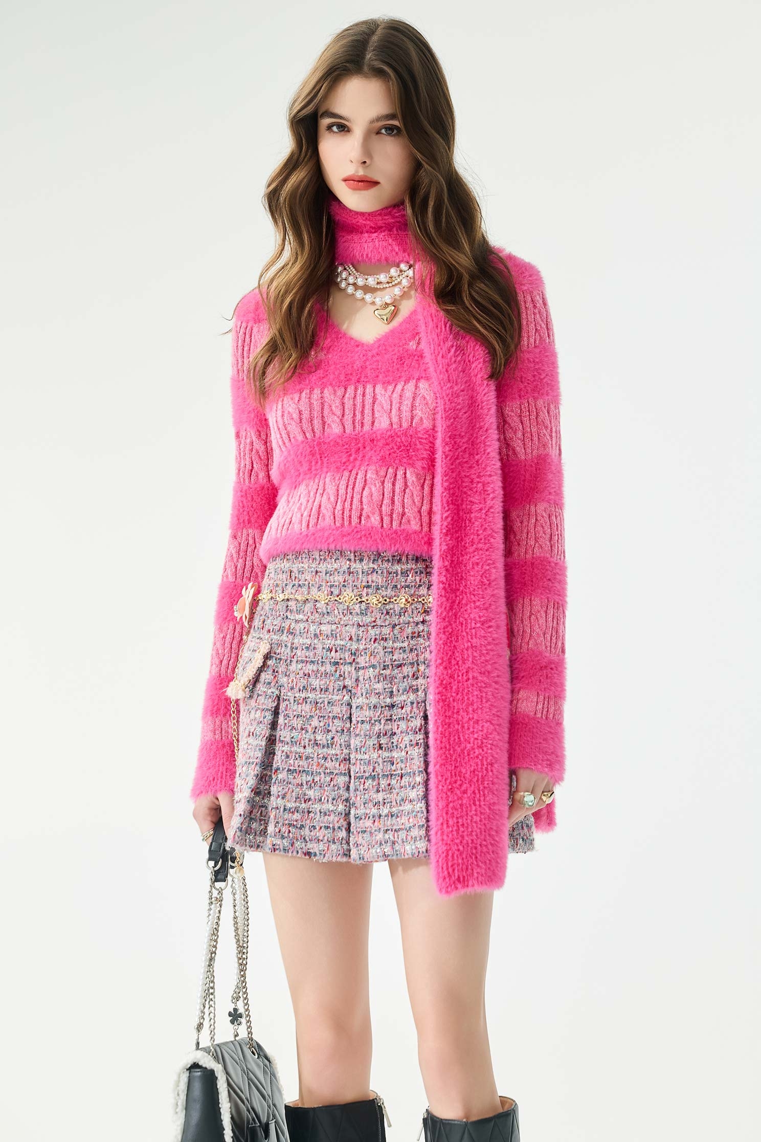 帶紫色光澤感針織上衣帶紫色光澤感針織上衣,上衣,圍巾,秋冬穿搭,針織,針織衫