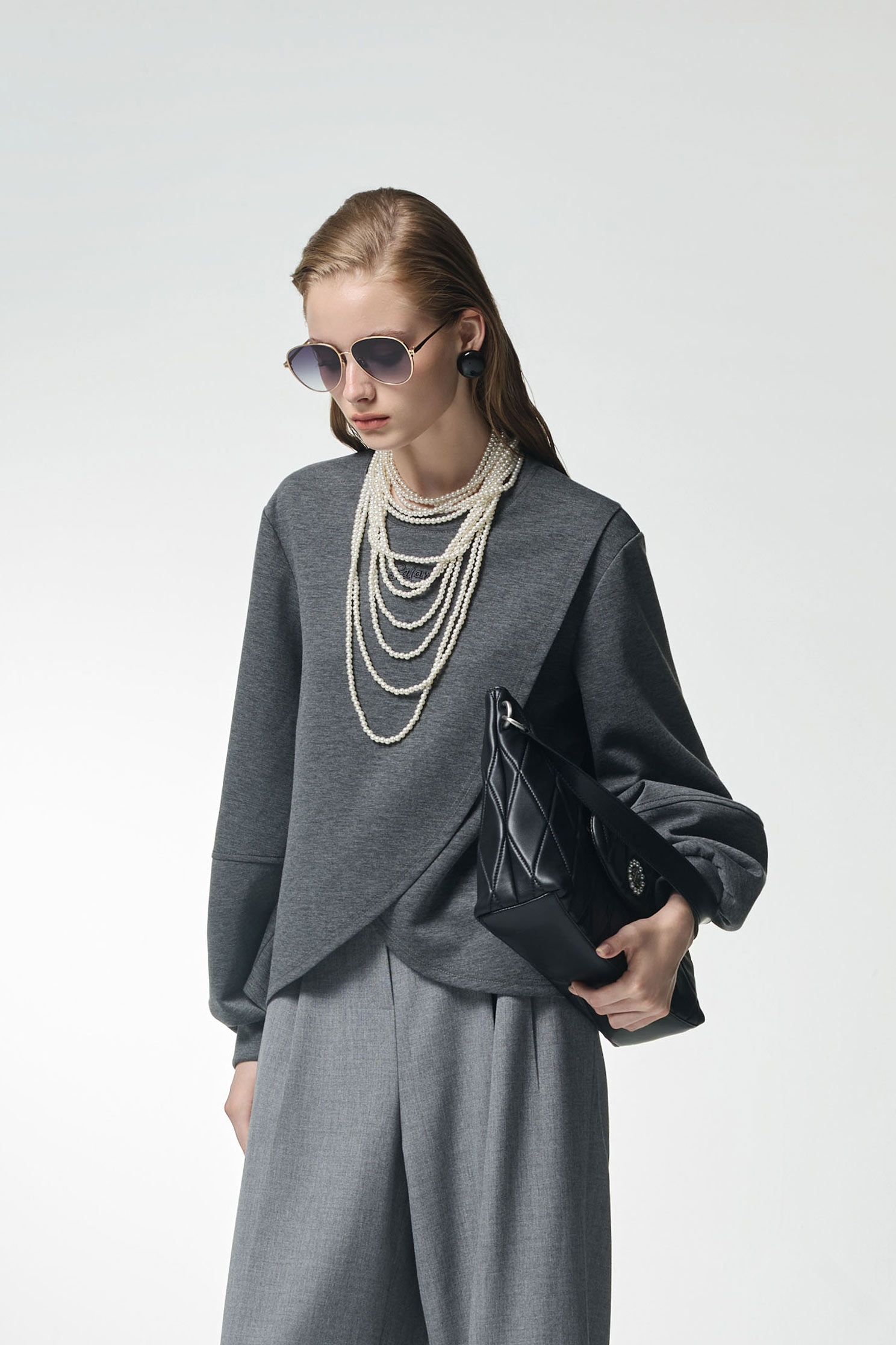 單字平衡刺繡上衣單字平衡刺繡上衣,上衣,刺繡,秋冬穿搭,簡約穿搭,繡花上衣,輕奢度假,輕奢渡假