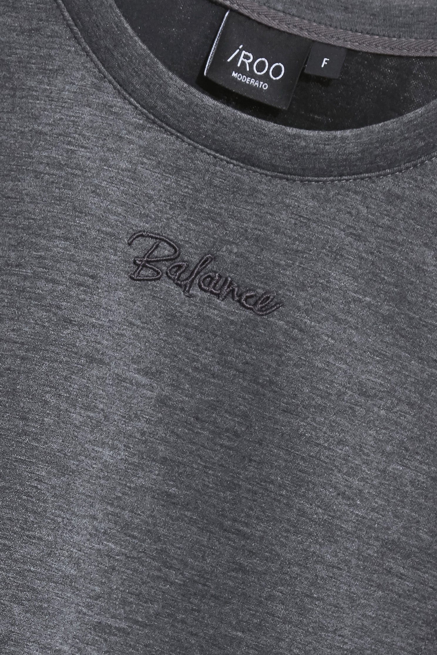 單字平衡刺繡上衣單字平衡刺繡上衣,上衣,刺繡,秋冬穿搭,簡約穿搭,繡花上衣,輕奢度假,輕奢渡假