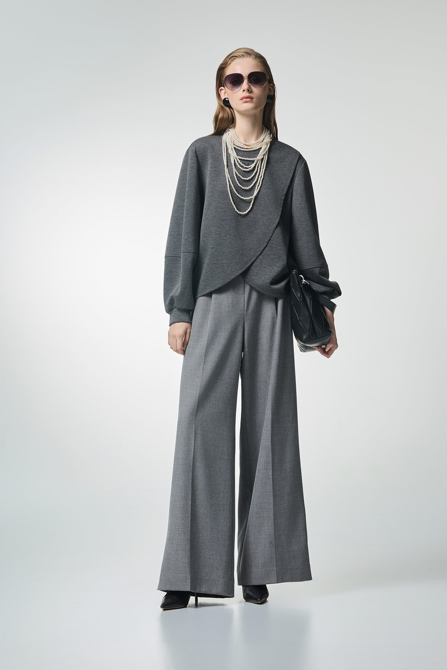 單字平衡刺繡上衣單字平衡刺繡上衣,上衣,刺繡,秋冬穿搭,簡約穿搭,繡花上衣,輕奢度假,輕奢渡假