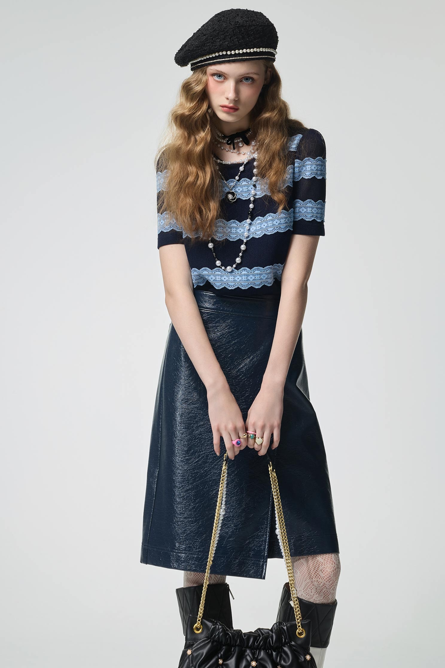 綴月光石藍蕾絲造型上衣綴月光石藍蕾絲造型上衣,T恤,上班OL穿搭,上衣,秋冬穿搭,約會特輯,花花世界,蕾絲,蕾絲上衣