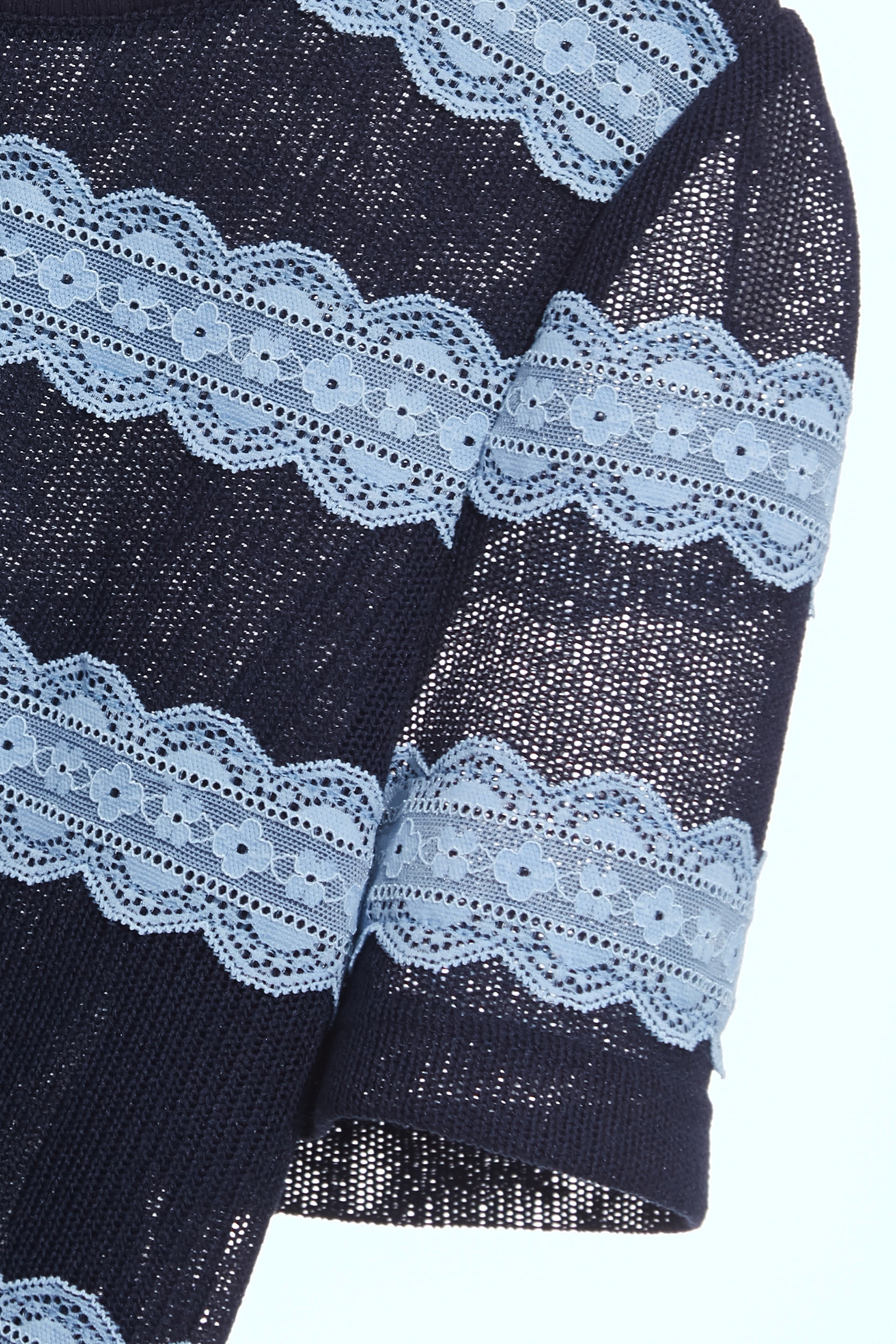 綴月光石藍蕾絲造型上衣綴月光石藍蕾絲造型上衣,T恤,上班OL穿搭,上衣,秋冬穿搭,約會特輯,花花世界,蕾絲,蕾絲上衣