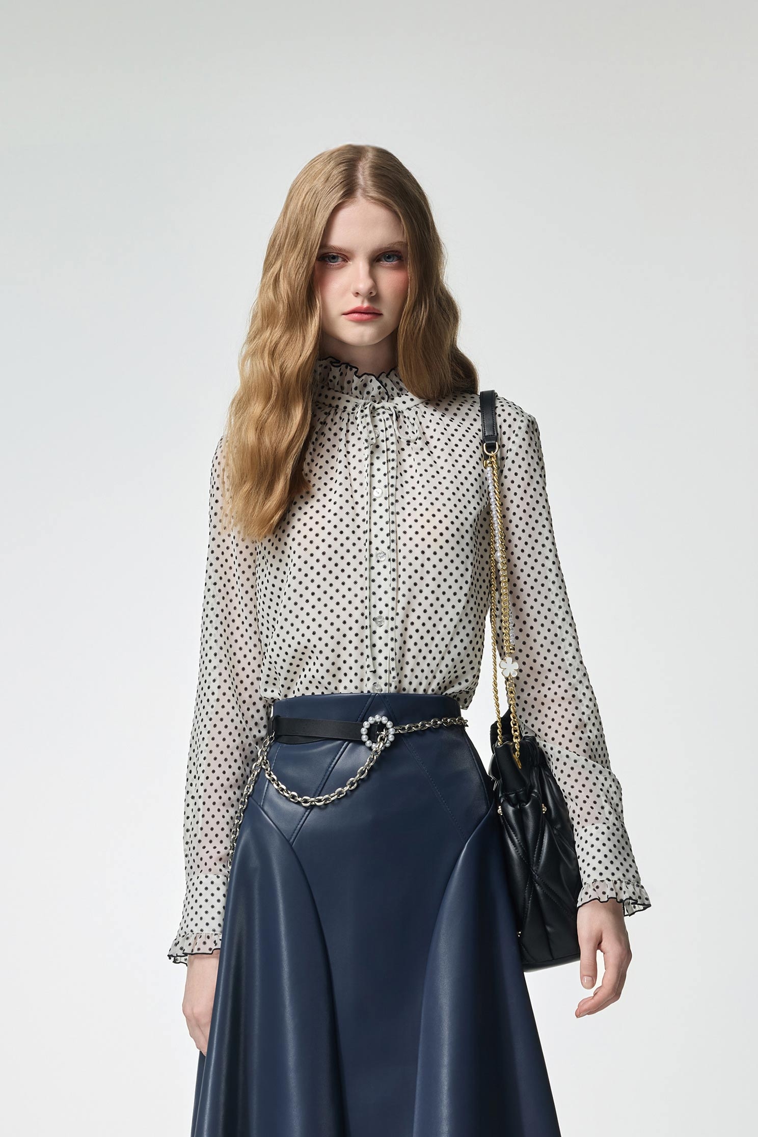 花朵植絨造型上衣花朵植絨造型上衣,上班OL穿搭,上衣,人氣商品,波點,秋冬穿搭,荷葉,襯衫,雪紡