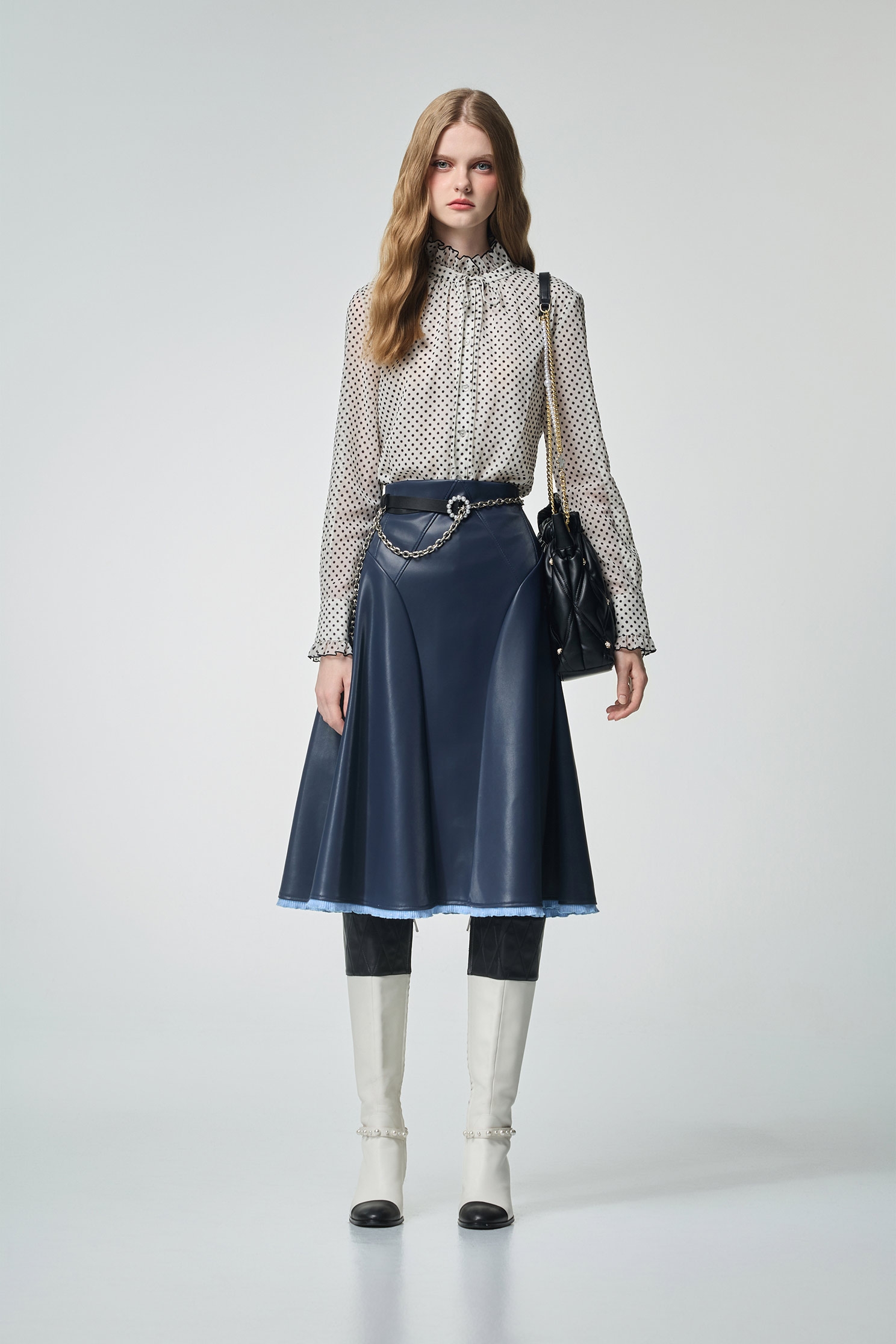 花朵植絨造型上衣花朵植絨造型上衣,上班OL穿搭,上衣,人氣商品,波點,秋冬穿搭,荷葉,襯衫,雪紡