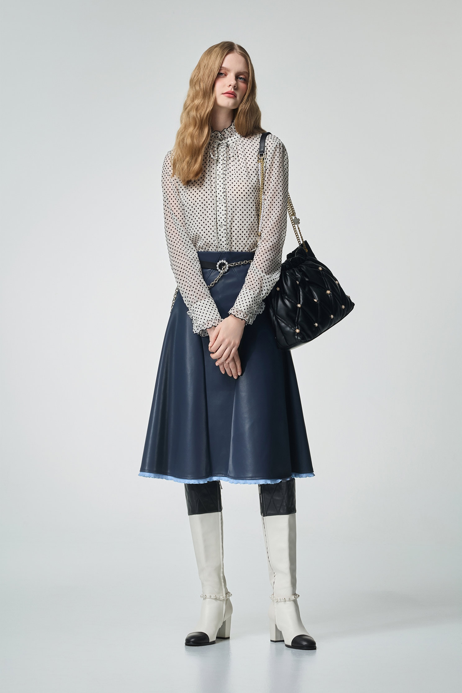 花朵植絨造型上衣花朵植絨造型上衣,上班OL穿搭,上衣,人氣商品,波點,秋冬穿搭,荷葉,襯衫,雪紡