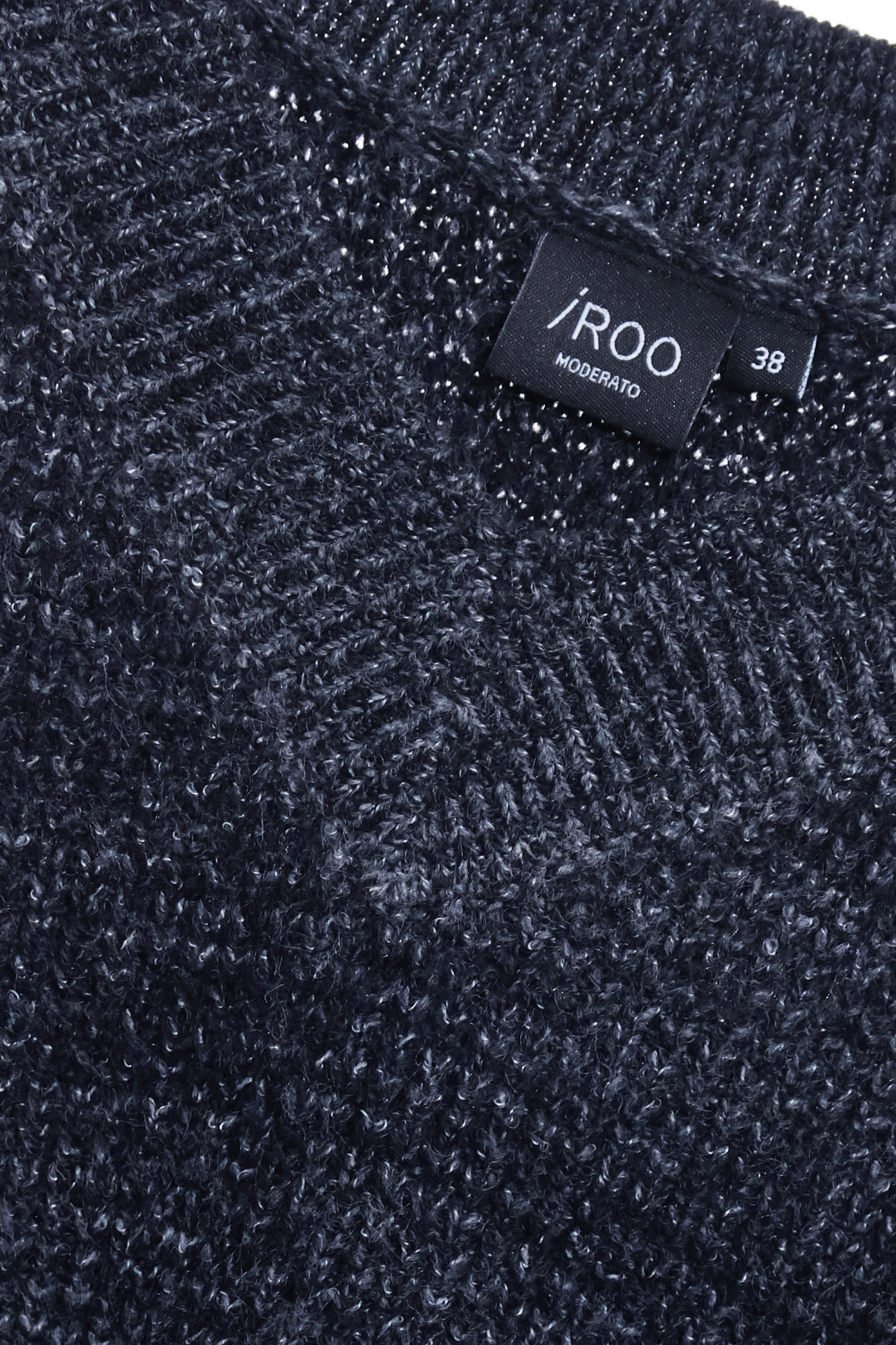 安靜灰漸層針織上衣安靜灰漸層針織上衣,V領上衣,上班OL穿搭,上衣,秋冬穿搭,簡約穿搭,約會特輯,針織,針織上衣,針織衫