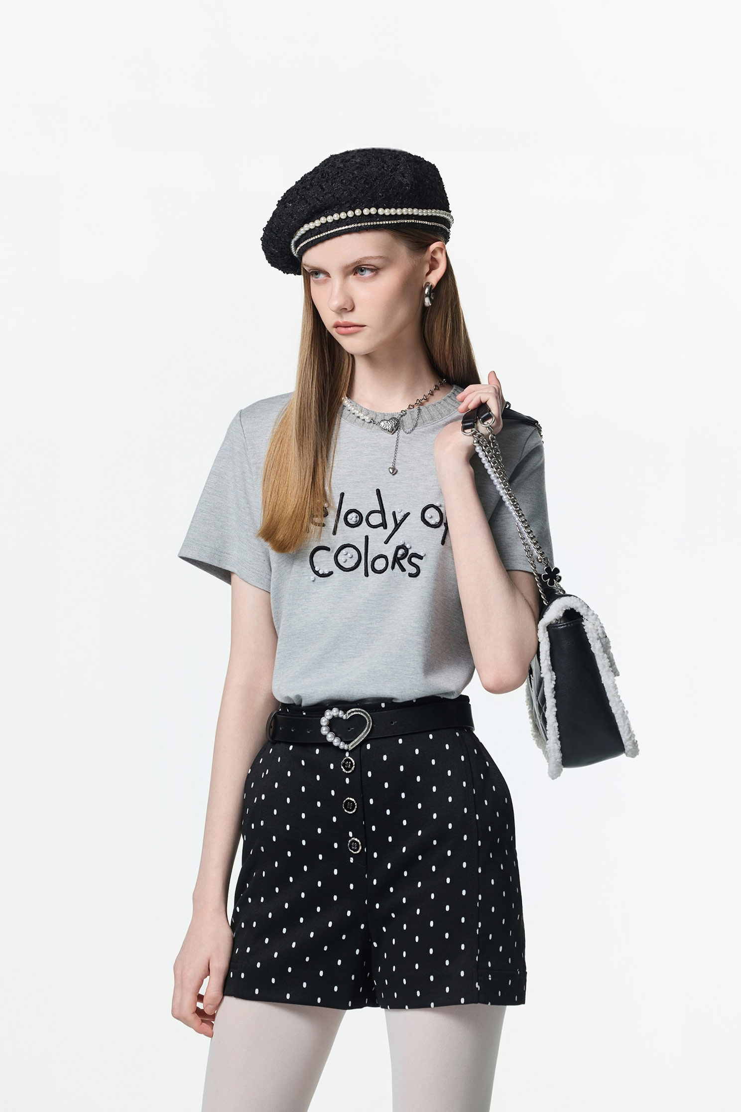 高級灰字體繡花佐珍珠縫飾上衣高級灰字體繡花佐珍珠縫飾單品,上衣,珍珠,秋冬穿搭,簡約穿搭,繡花