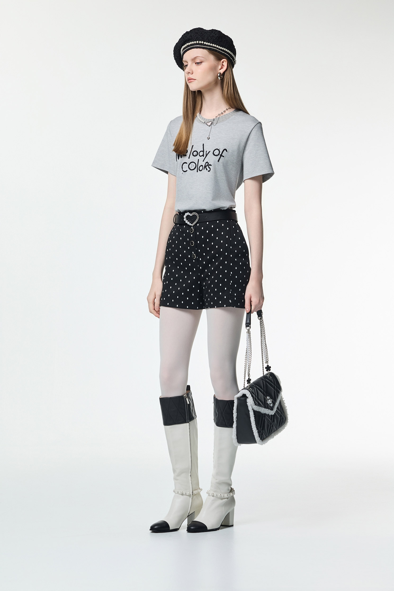 高級灰字體繡花佐珍珠縫飾上衣高級灰字體繡花佐珍珠縫飾單品,上衣,珍珠,秋冬穿搭,簡約穿搭,繡花