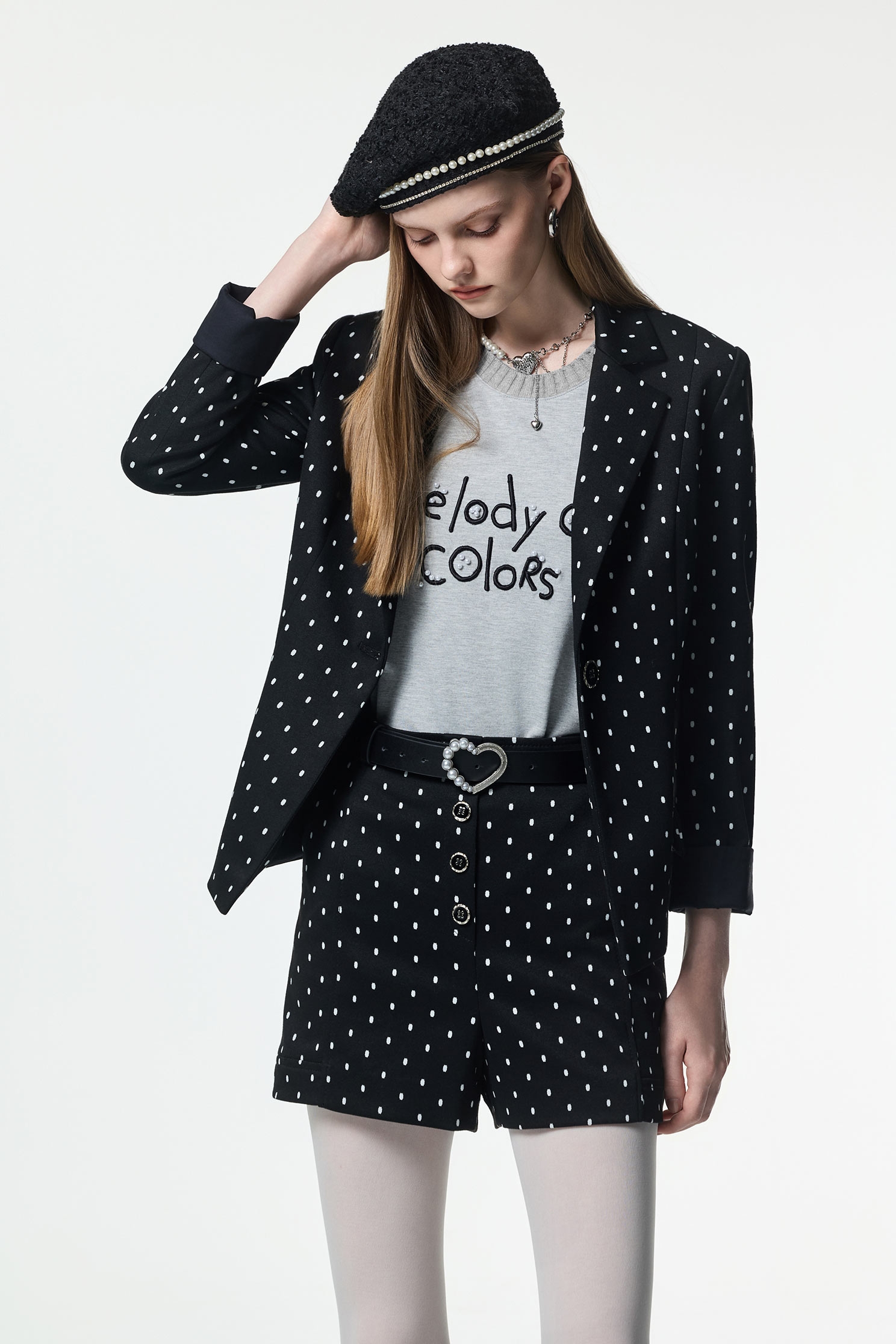 高級灰字體繡花佐珍珠縫飾上衣高級灰字體繡花佐珍珠縫飾單品,上衣,珍珠,秋冬穿搭,簡約穿搭,繡花