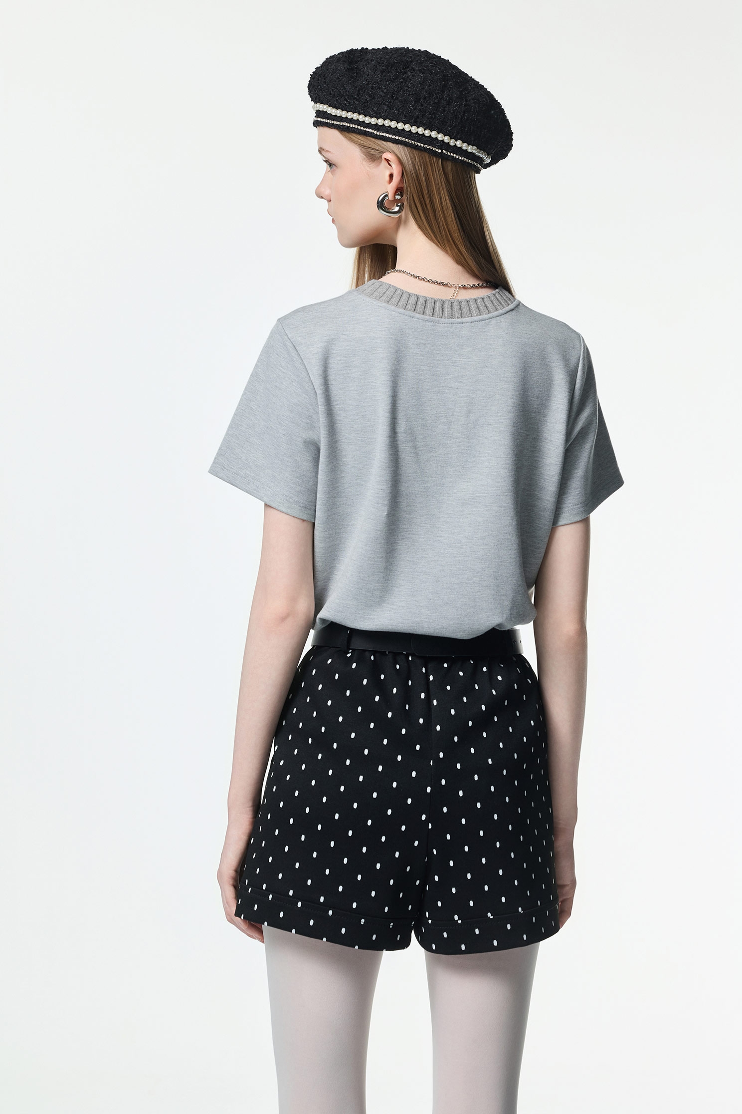 高級灰字體繡花佐珍珠縫飾上衣高級灰字體繡花佐珍珠縫飾單品,上衣,珍珠,秋冬穿搭,簡約穿搭,繡花