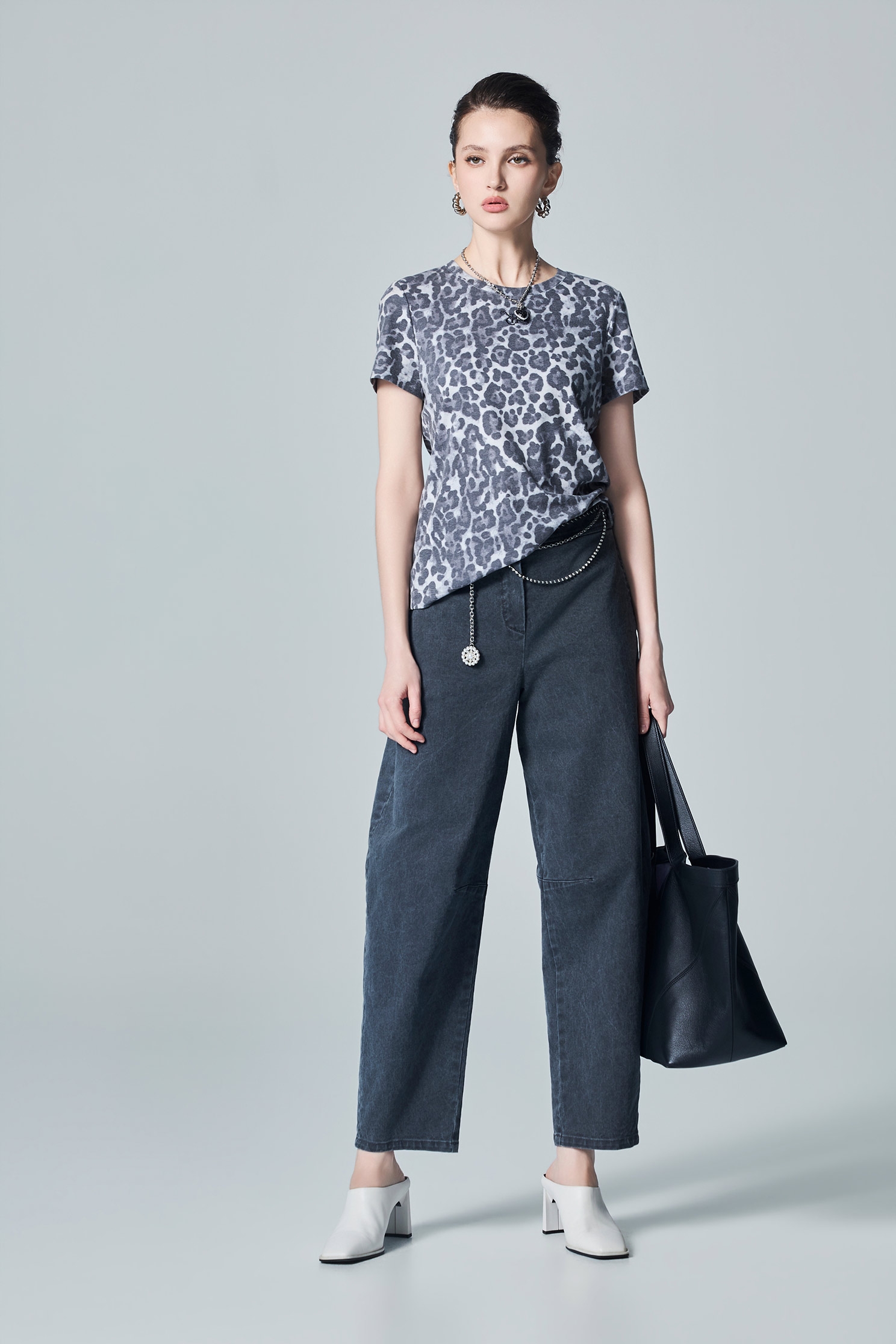 水墨灰豹印花單品上衣水墨灰豹印花單品上衣,T-Shirts,刺繡・繡花,圓領上衣,女裝上衣,摩登灰調,秋冬穿搭