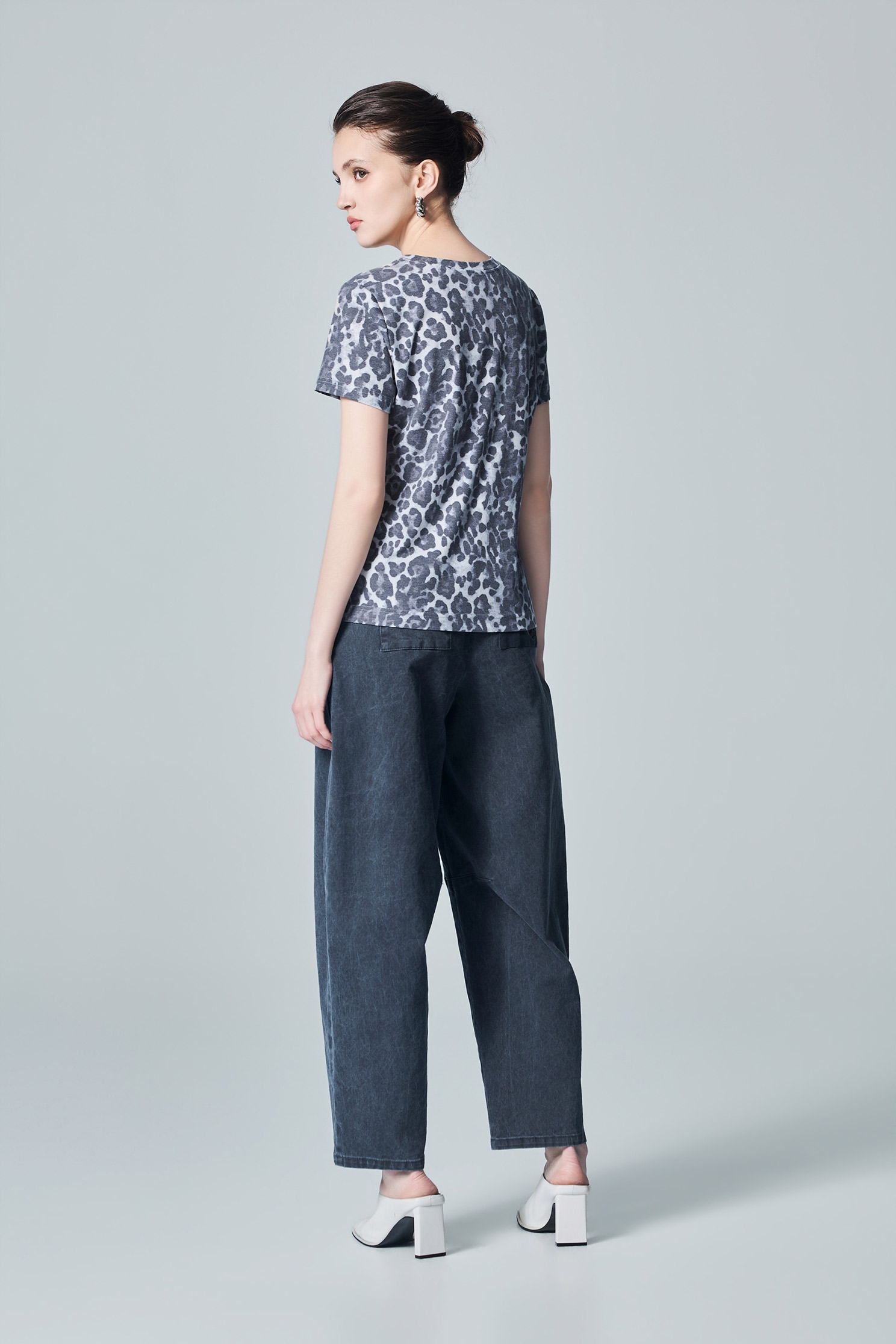 水墨灰豹印花單品上衣水墨灰豹印花單品上衣,T-Shirts,刺繡・繡花,圓領上衣,女裝上衣,摩登灰調,秋冬穿搭