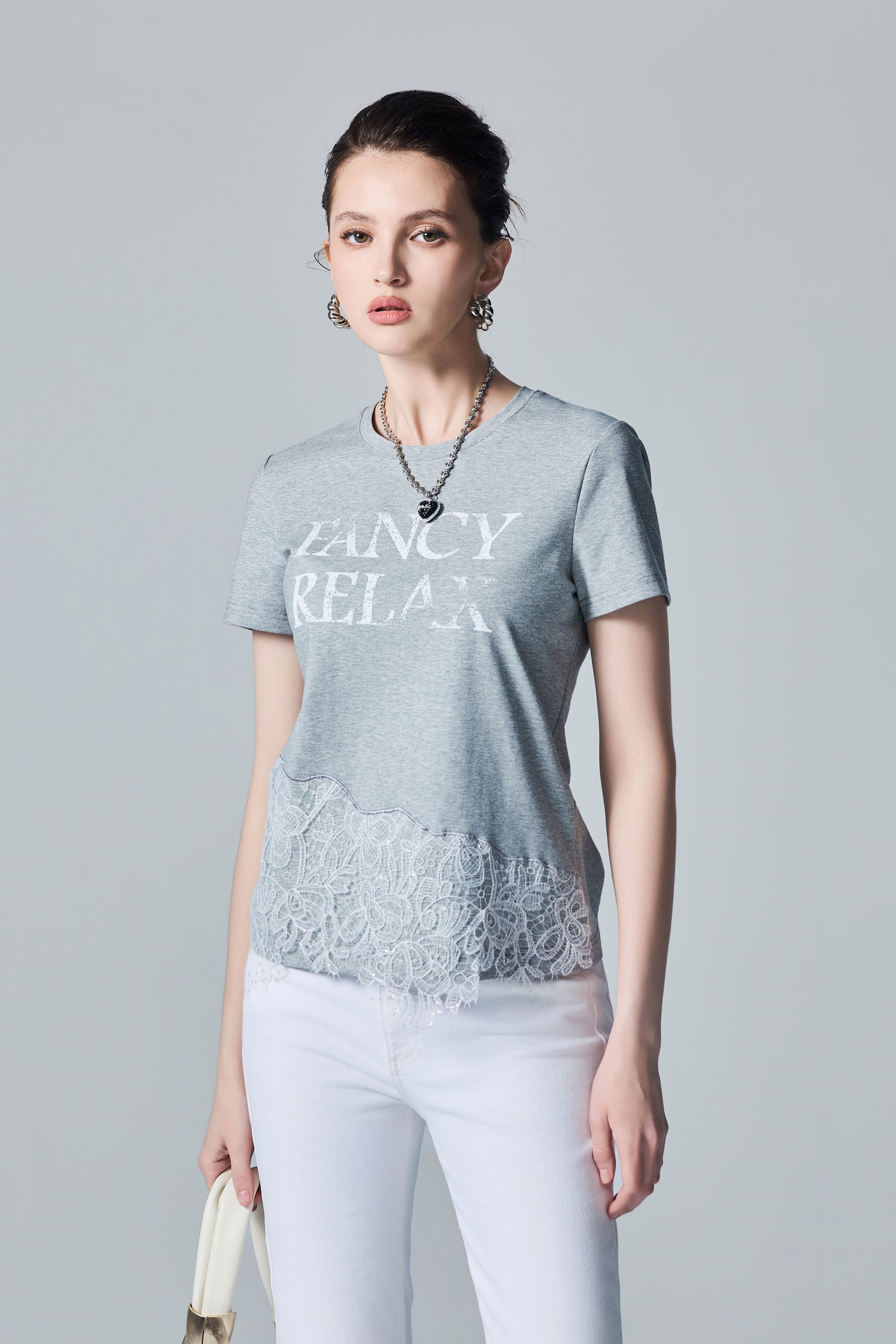 花紗灰不規則拼接蕾絲上衣花紗灰不規則拼接蕾絲上衣,T-Shirts,圓領上衣,女裝上衣,摩登灰調,秋冬穿搭,純棉,蕾絲