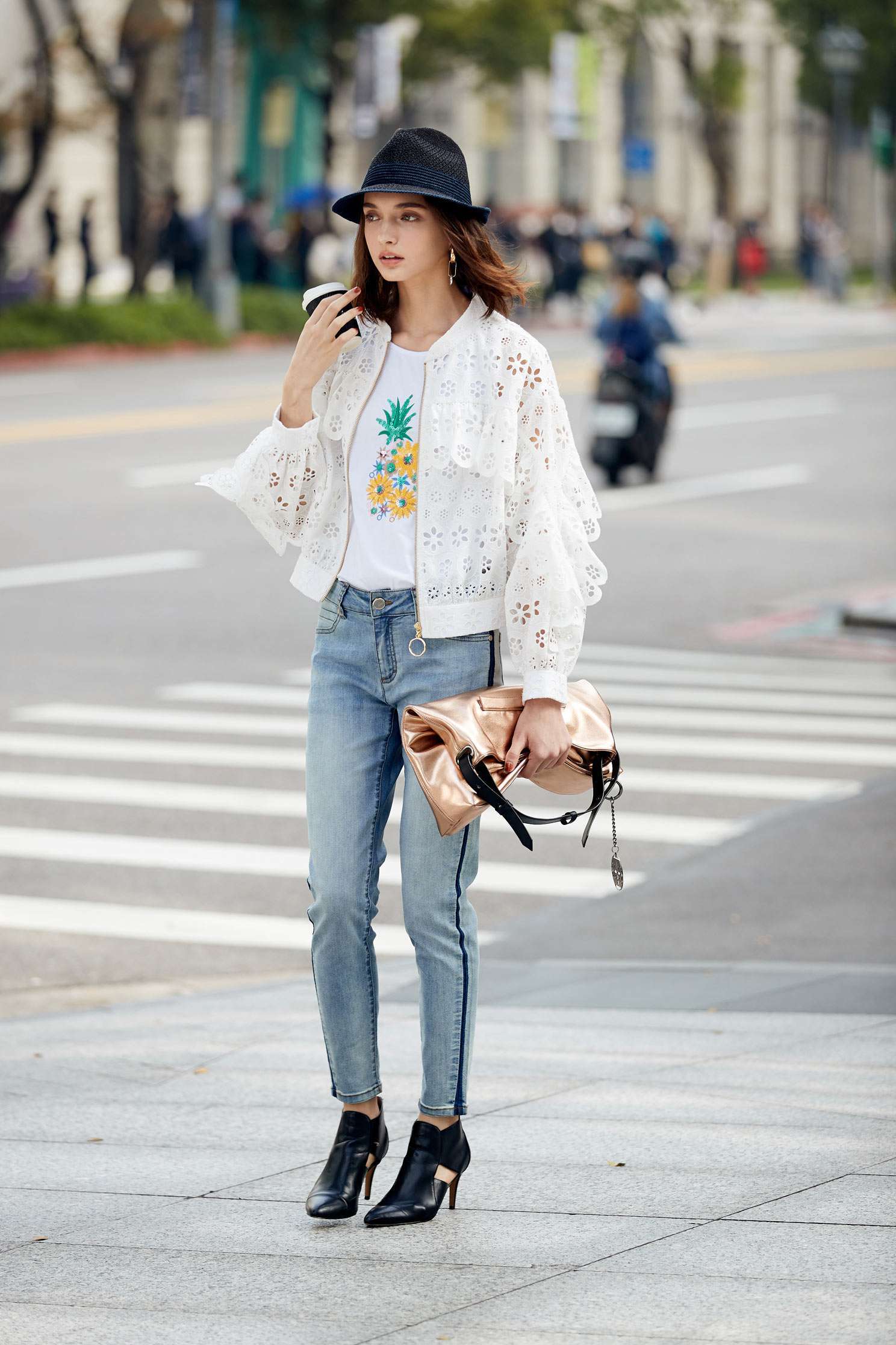 Small flower pineapple top,t-shirt,top,roundnecktop,whitetop,shortsleevetop,cotton