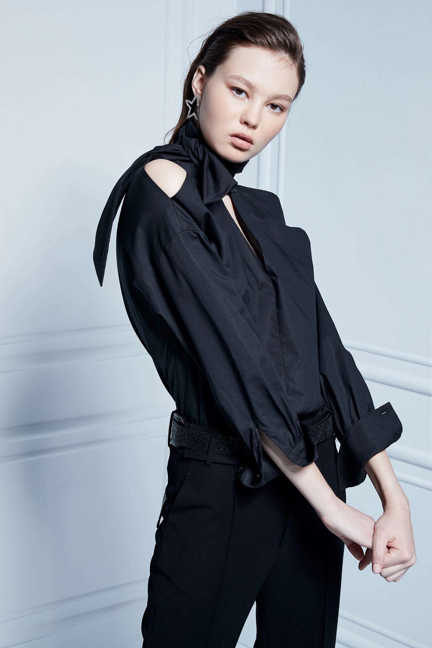 Strap edgy shirt,挖肩上衣,Blouse,長袖上衣,黑色上衣