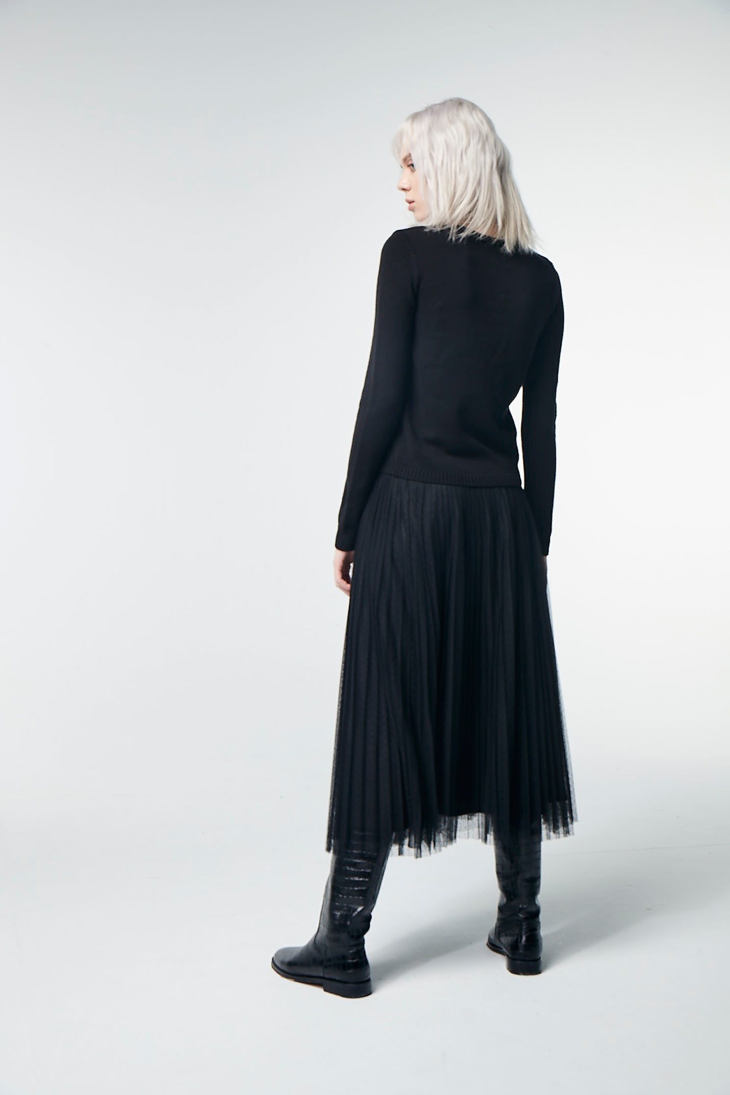 A rose sweater,roundnecktop,knitting,knittedtop,knittedtop,longsleevetop,blacktop