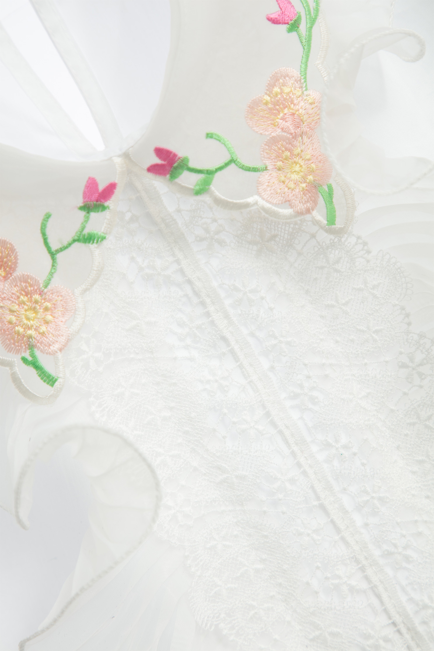 綴花朵刺繡領片上衣綴花朵刺繡領片上衣,上衣,刺繡,春夏穿搭,白色上衣,荷葉,蕾絲