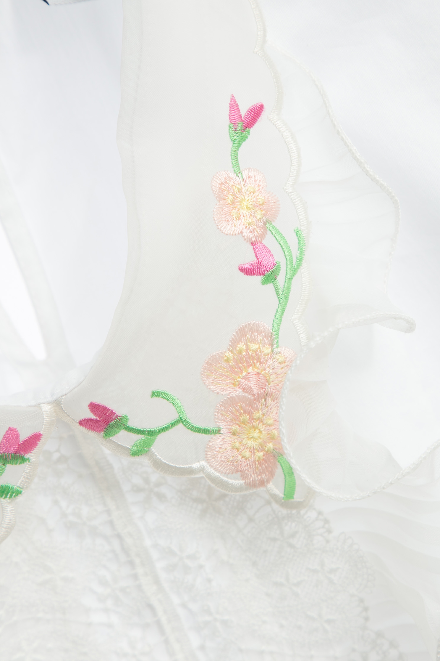 綴花朵刺繡領片上衣綴花朵刺繡領片上衣,上衣,刺繡,春夏穿搭,白色上衣,荷葉,蕾絲