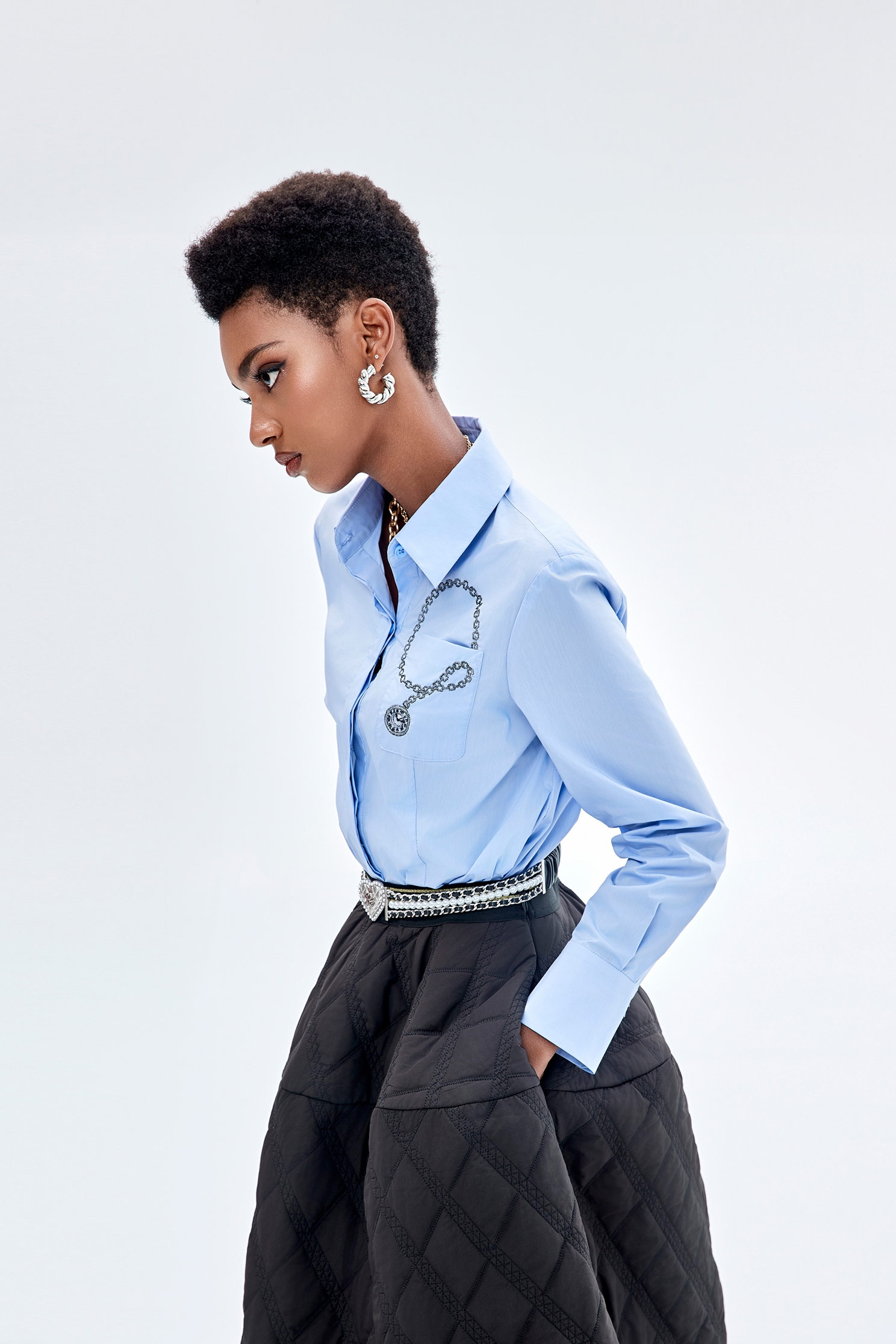 寧靜藍鏈串刺繡上衣寧靜藍鏈串刺繡上衣,上衣,刺繡,春夏穿搭,襯衫