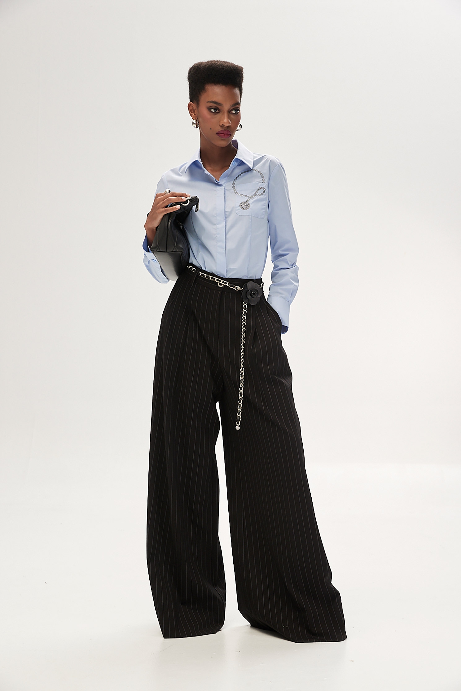 寧靜藍鏈串刺繡上衣寧靜藍鏈串刺繡上衣,上衣,刺繡,春夏穿搭,襯衫