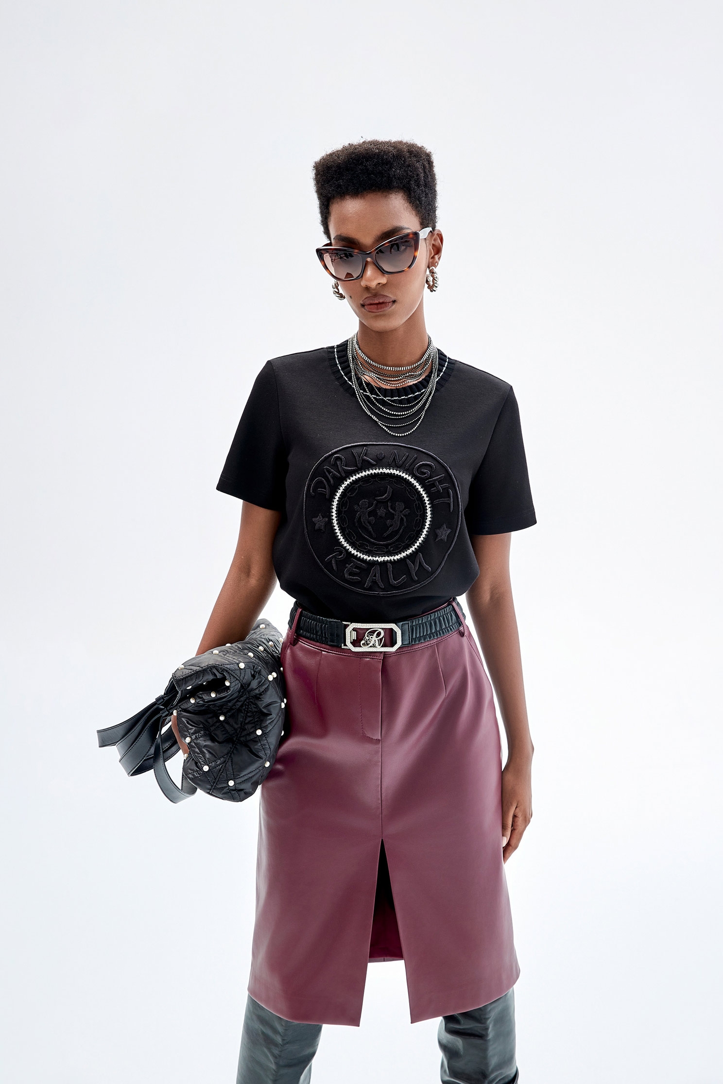 綴黑夜字串刺繡上衣綴黑夜字串刺繡上衣,上衣,刺繡,春夏穿搭,黑色上衣