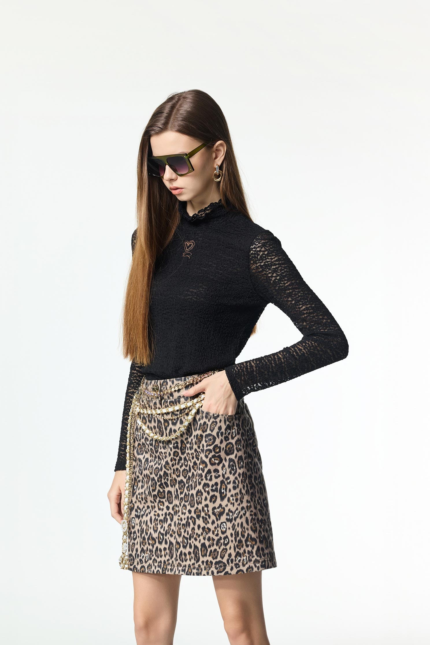 波紋蕾絲上衣波紋蕾絲上衣,上班OL穿搭,上衣,刺繡,秋冬穿搭,約會特輯,蕾絲,蕾絲上衣