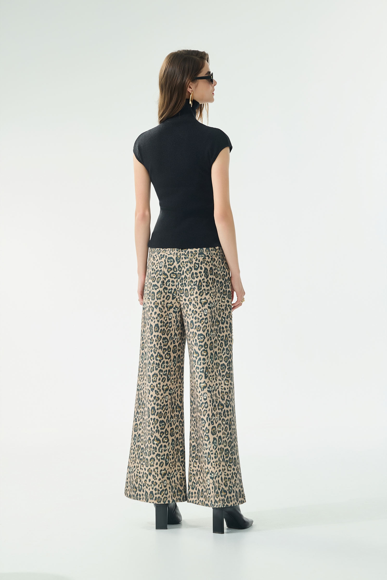 質樸原色簡約針織上衣質樸原色簡約針織上衣,上班OL穿搭,上衣,人氣商品,秋冬穿搭,簡約穿搭,約會特輯,針織,針織上衣,針織衫