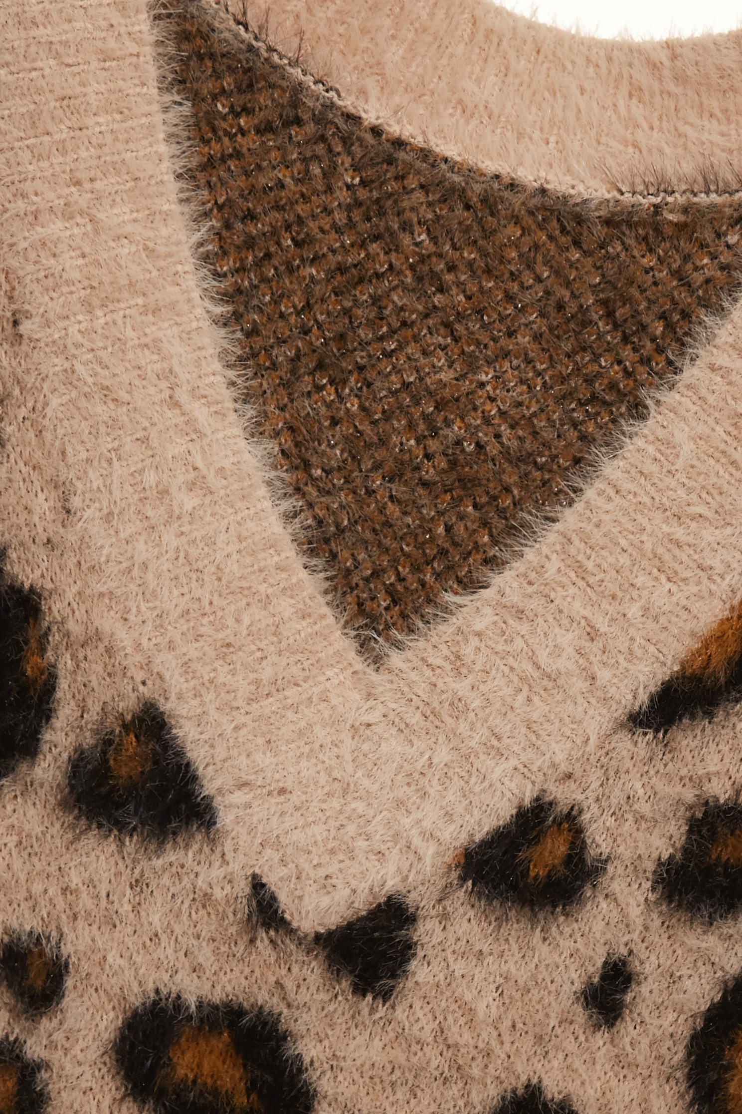 豹紋圖騰針織上衣豹紋圖騰針織上衣,V領上衣,上衣,人氣商品,洋裝特輯,派對特輯,秋冬穿搭,約會特輯,針織,針織上衣,針織衫